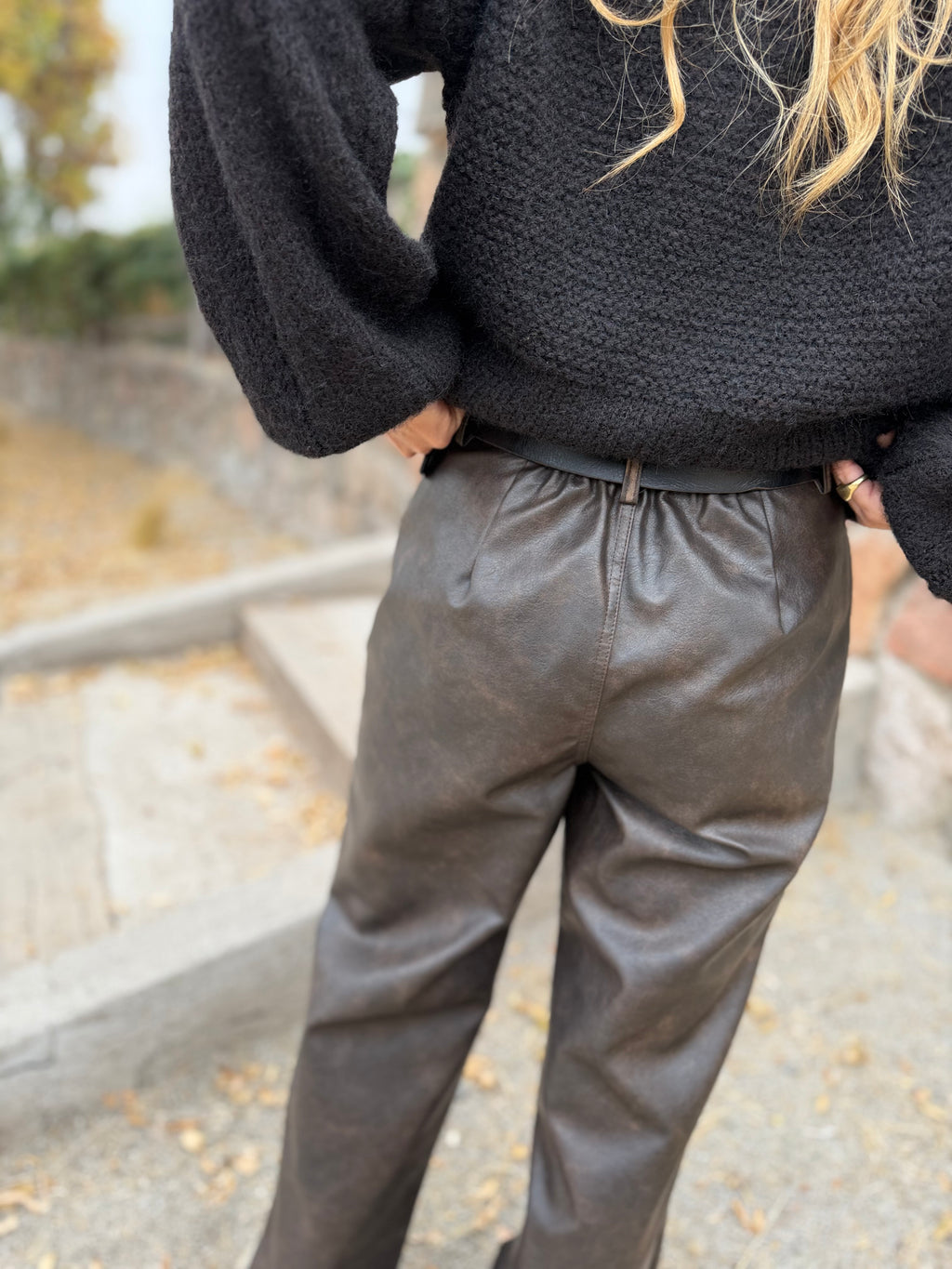 Pantalón ecocuero desgastado premium opaco café