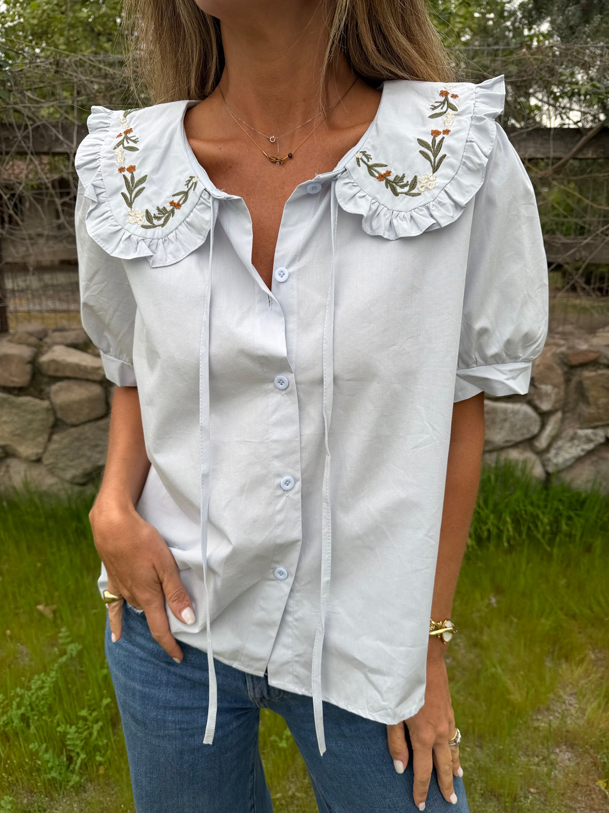 Blusa cuello bobo y flores celeste clara