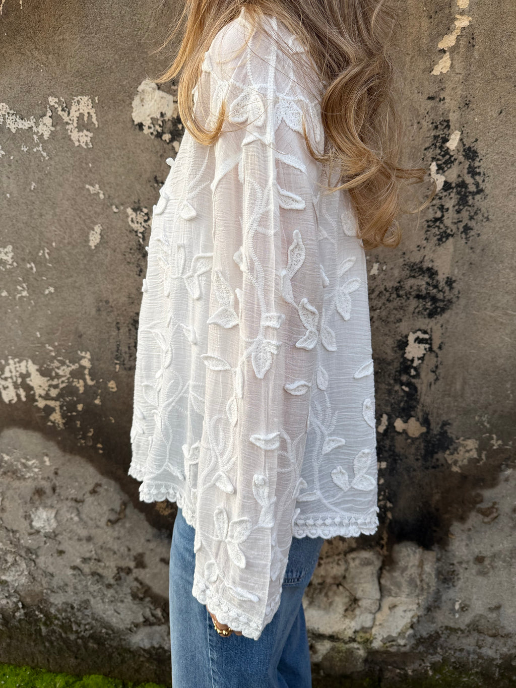 Blusa flores y bordados blanca