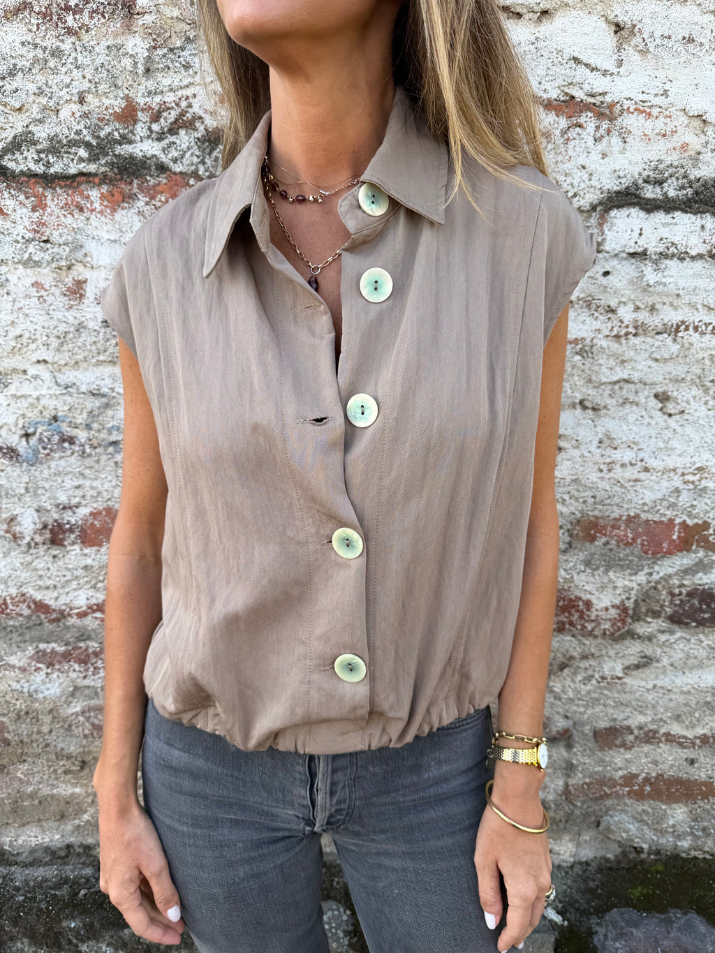 Blusa tipo chaqueta sin manga taupe