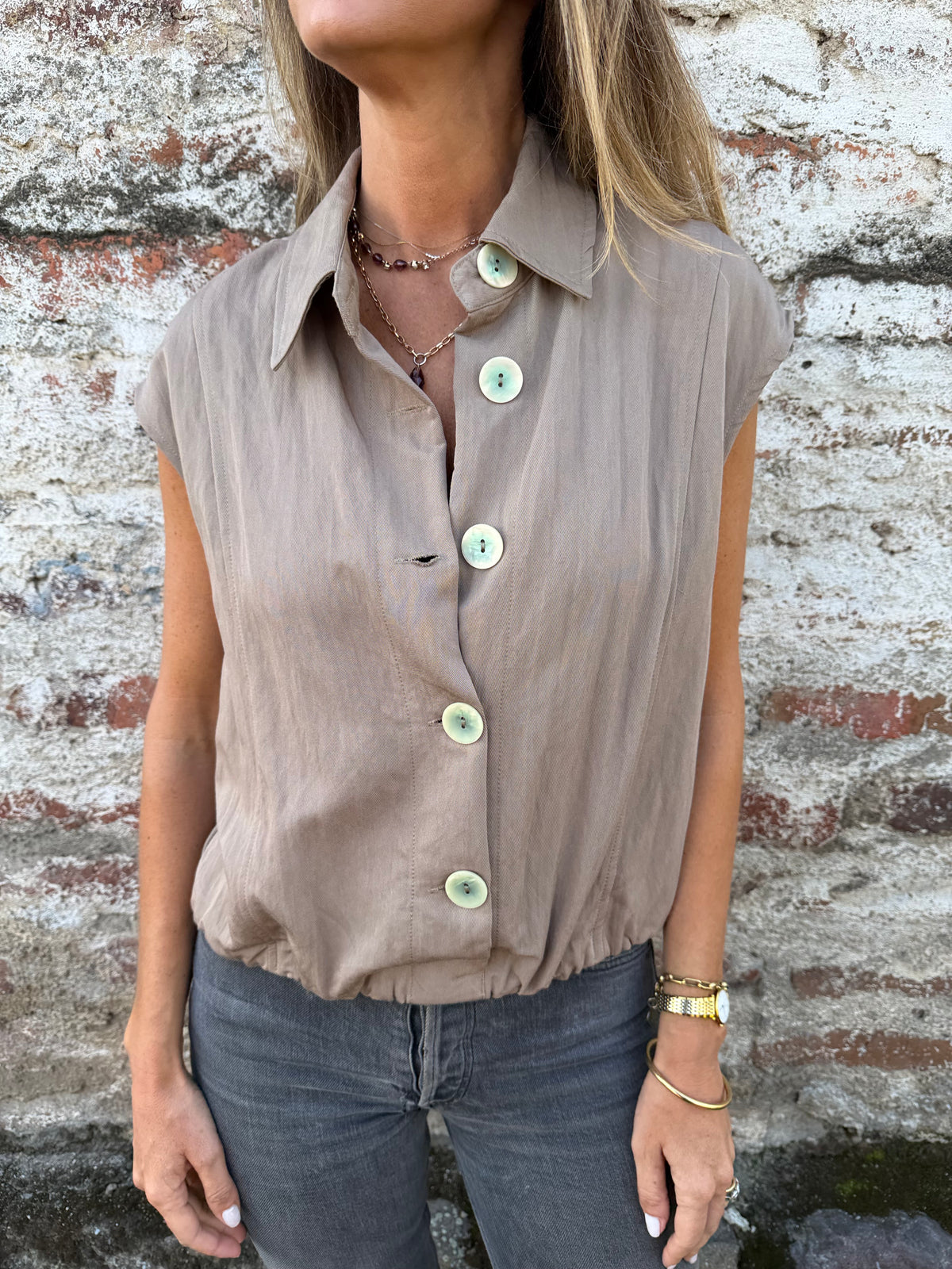 Blusa tipo chaqueta sin manga taupe