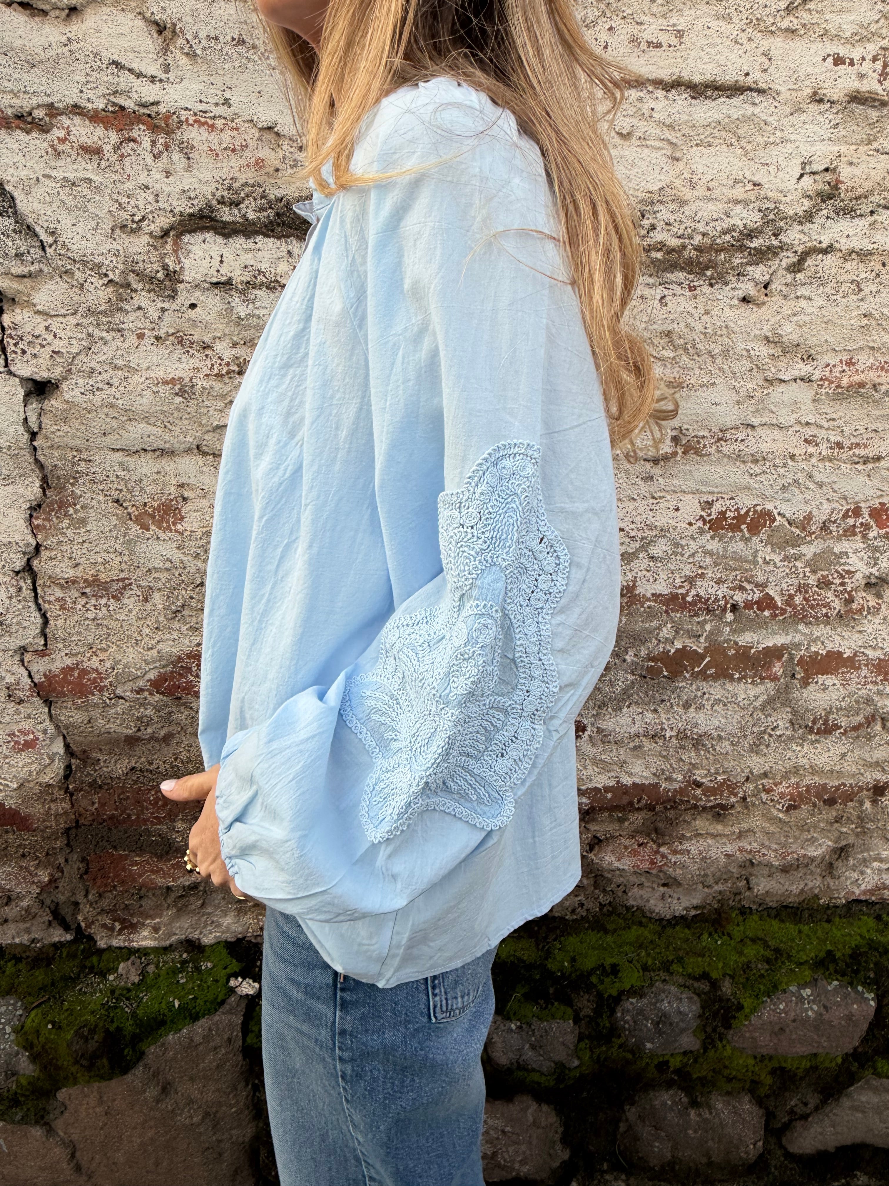Blusa manga globo bordados celeste