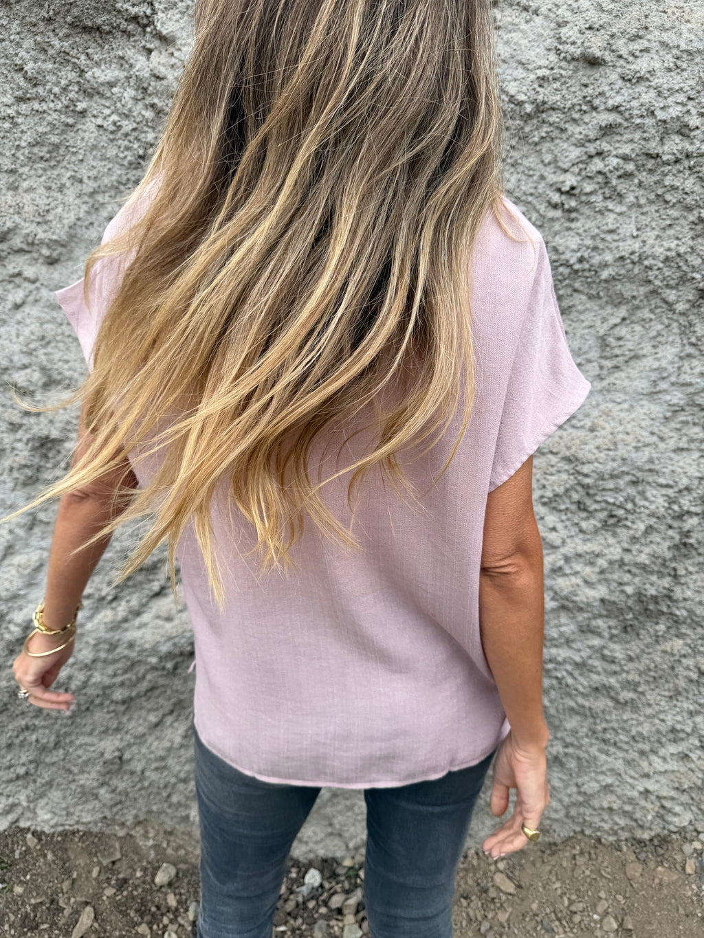 Blusa básica V pinza central rosada