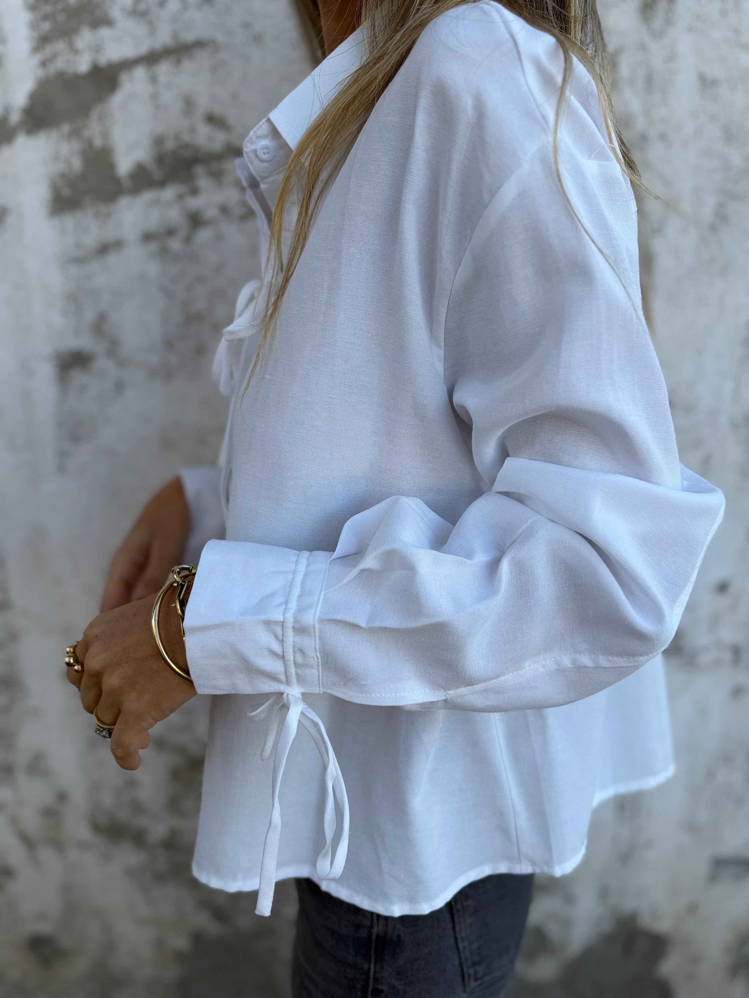 Blusa amarritas y botones escondidos blanca