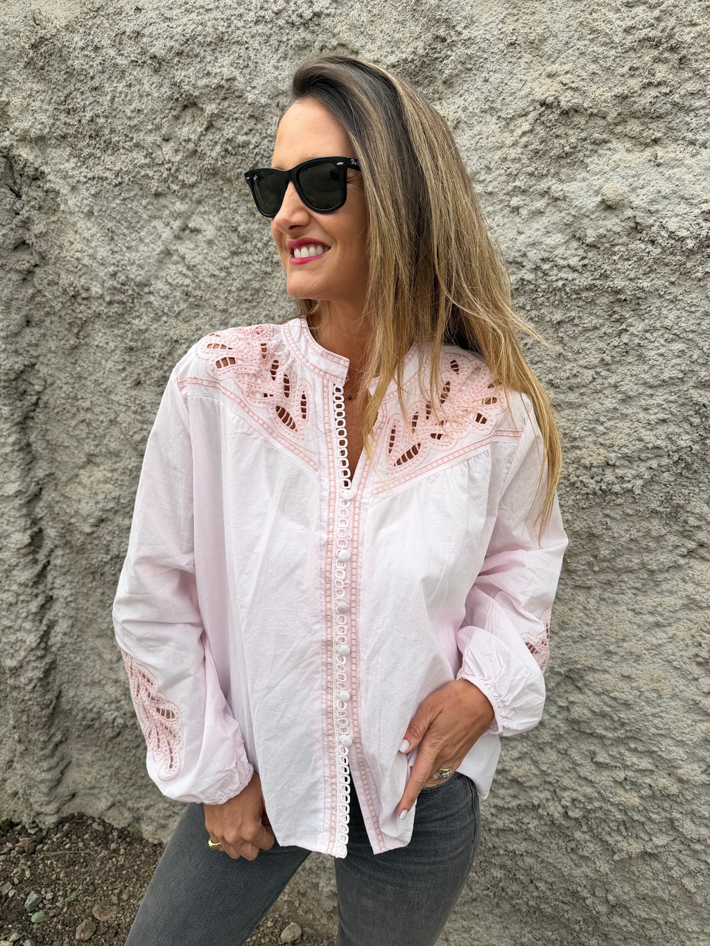 Blusa botoncitos coqueta broderie rosado