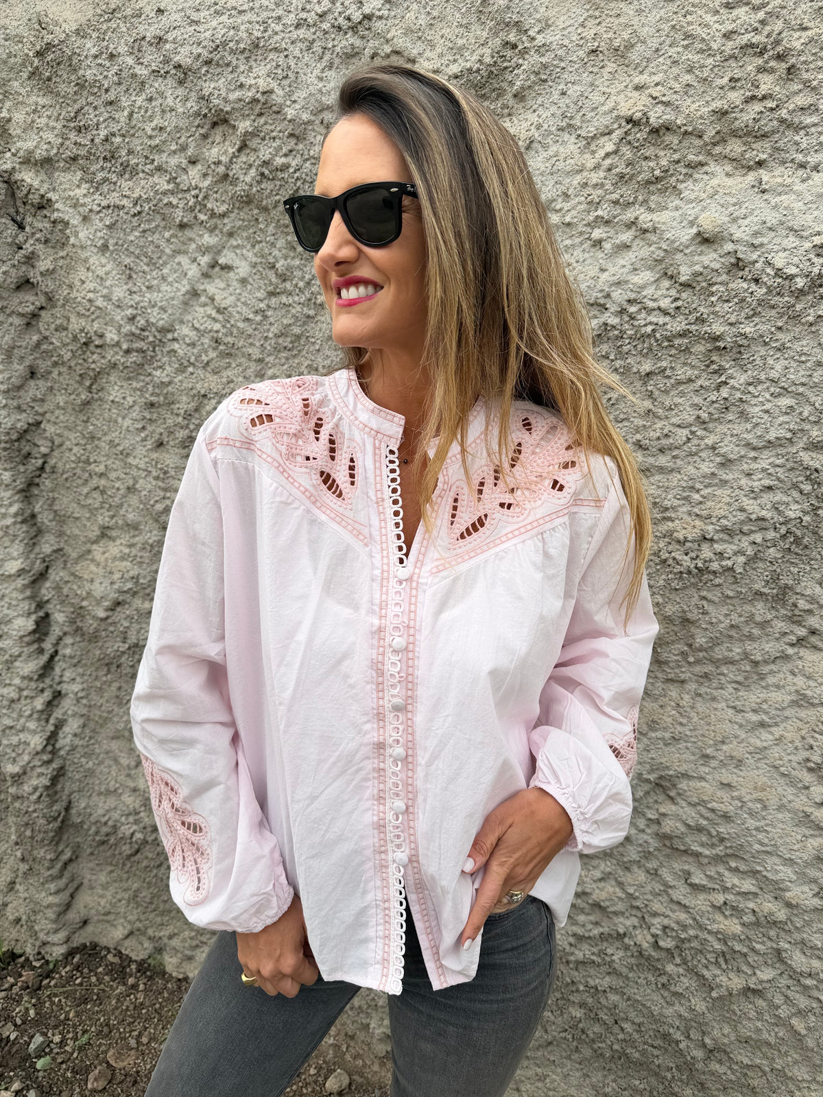 Blusa botoncitos coqueta broderie rosado