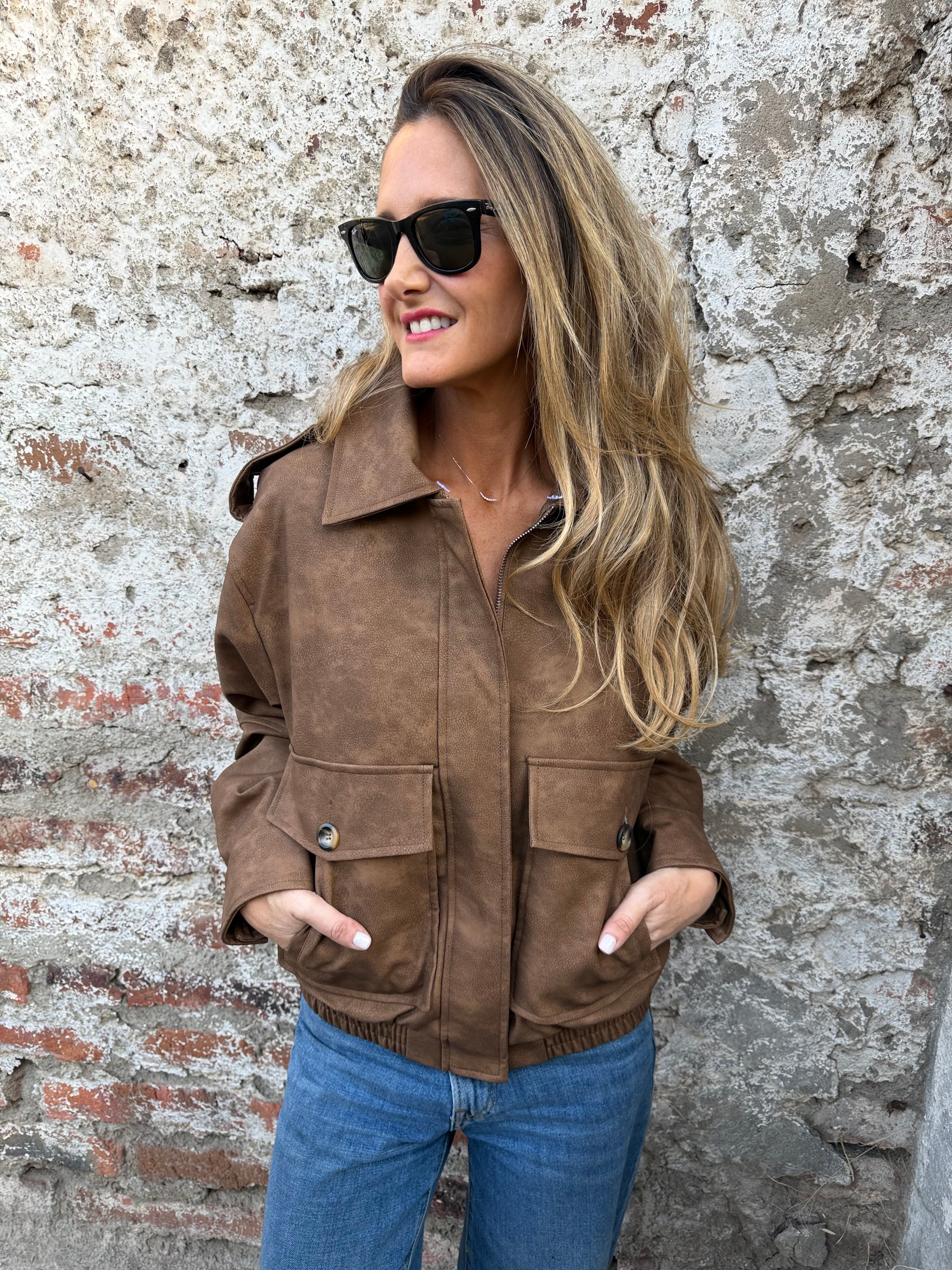 Chaqueta acolchada ecocuero opaco cuello removible piel caramelo