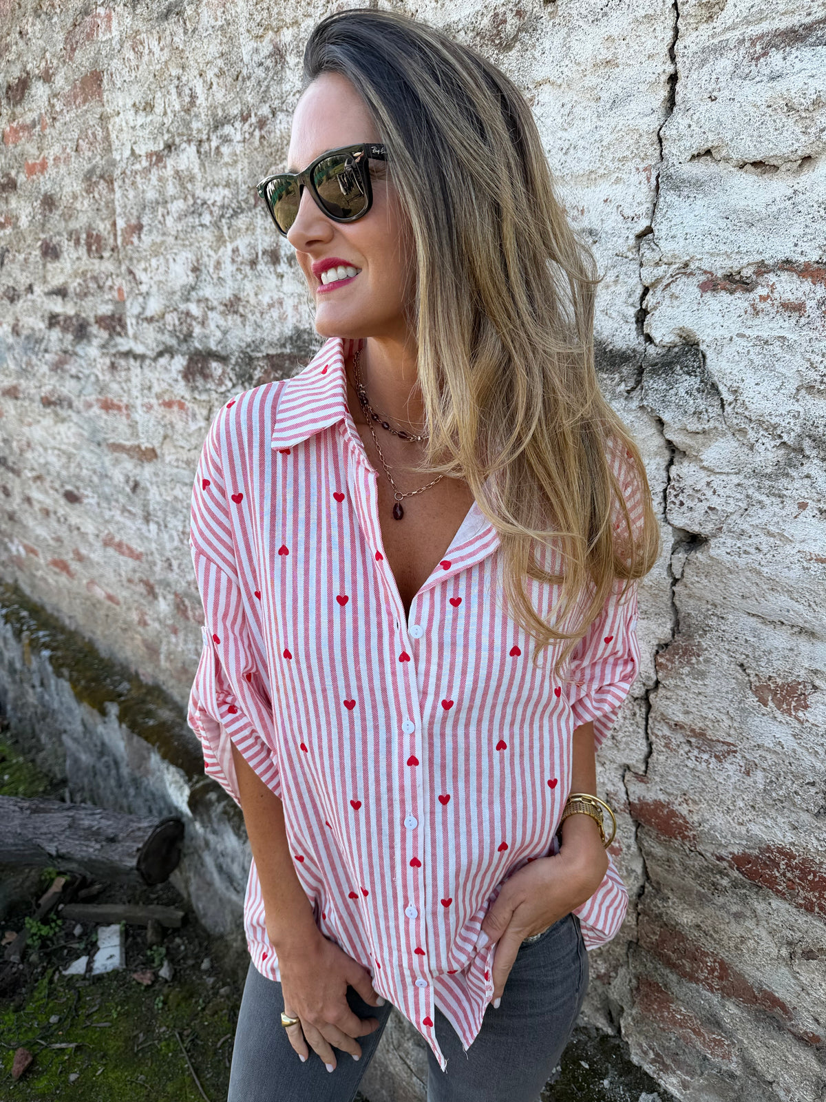 Blusa líneas y corazones roja