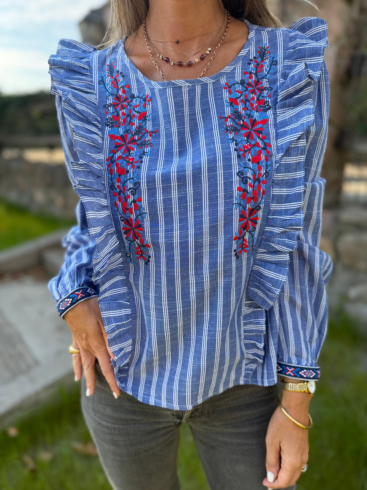 Blusa líneas vuelos y flores azul