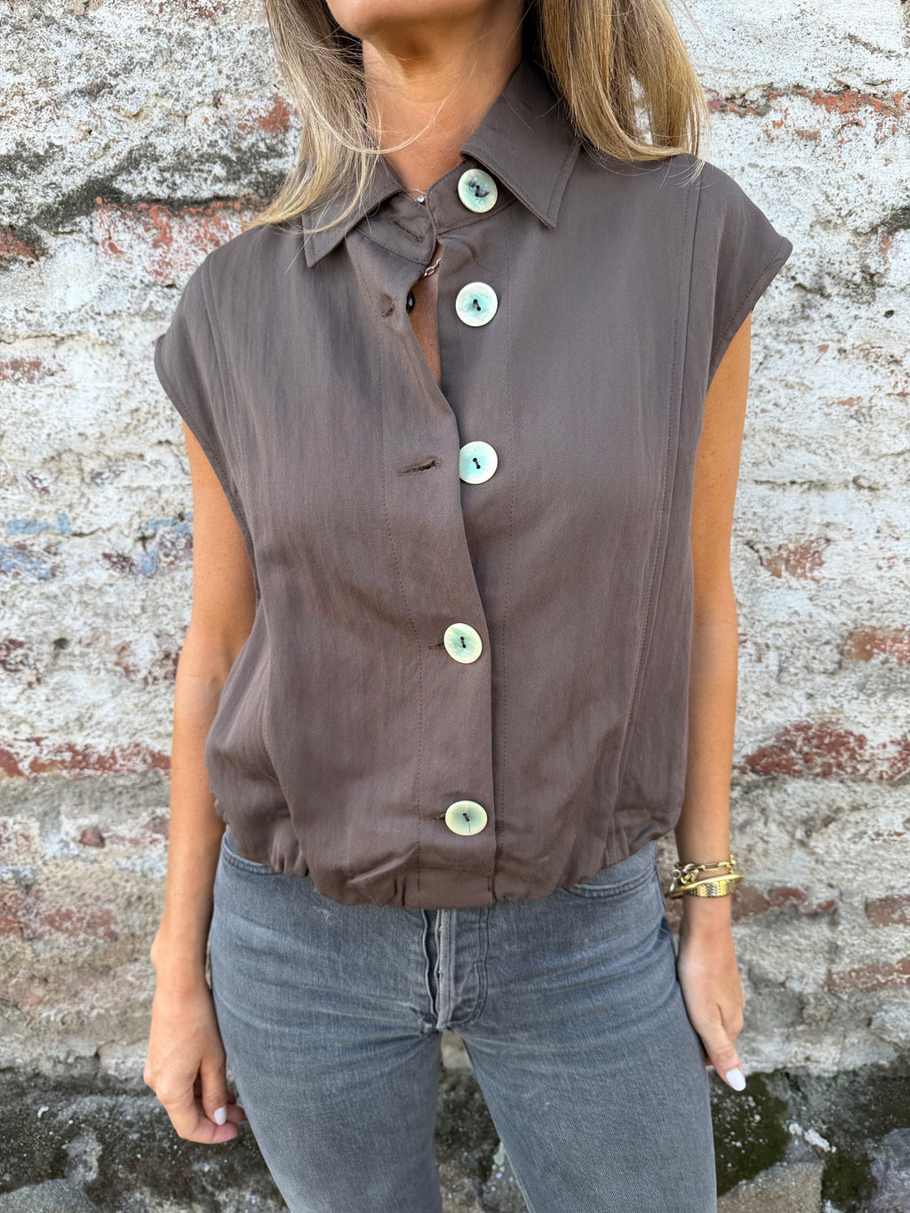 Blusa tipo chaqueta sin manga café