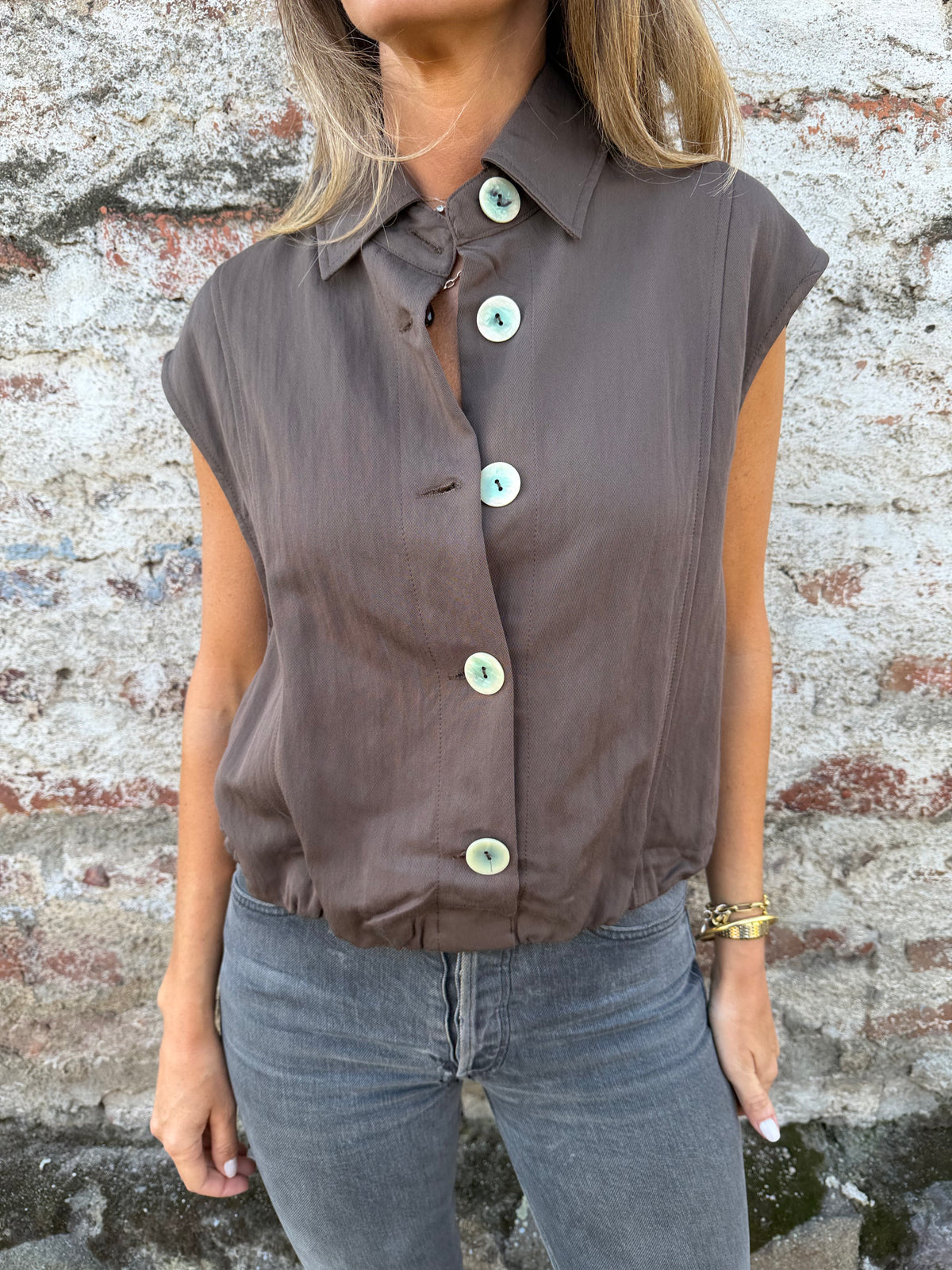Blusa tipo chaqueta sin manga café