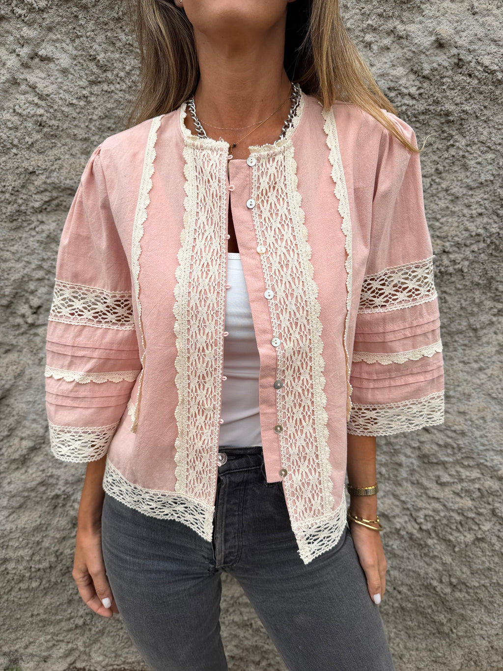 Chaqueta preciosa detalles macramé rosada