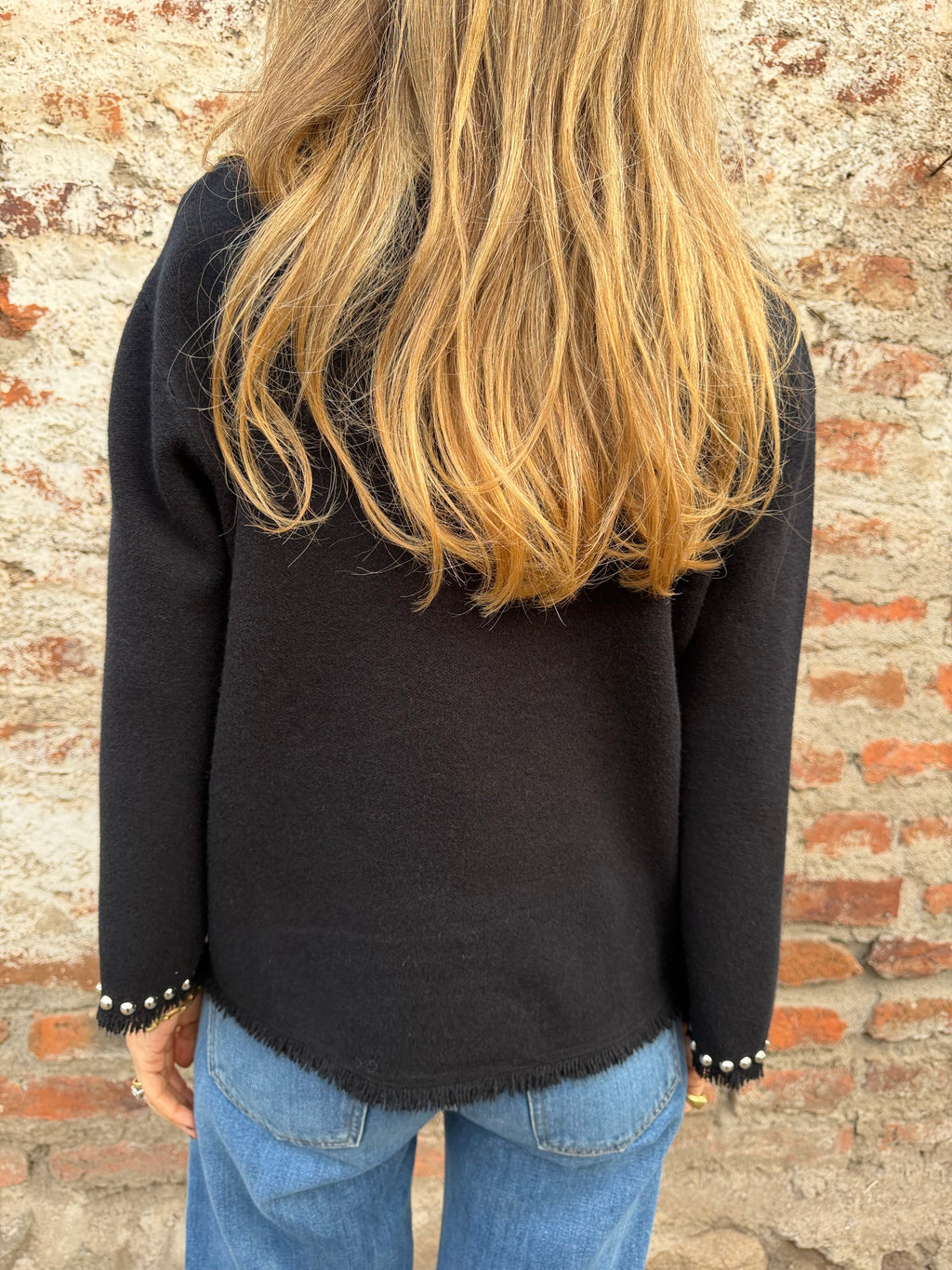 Chaleco tachas escote desflecado negro