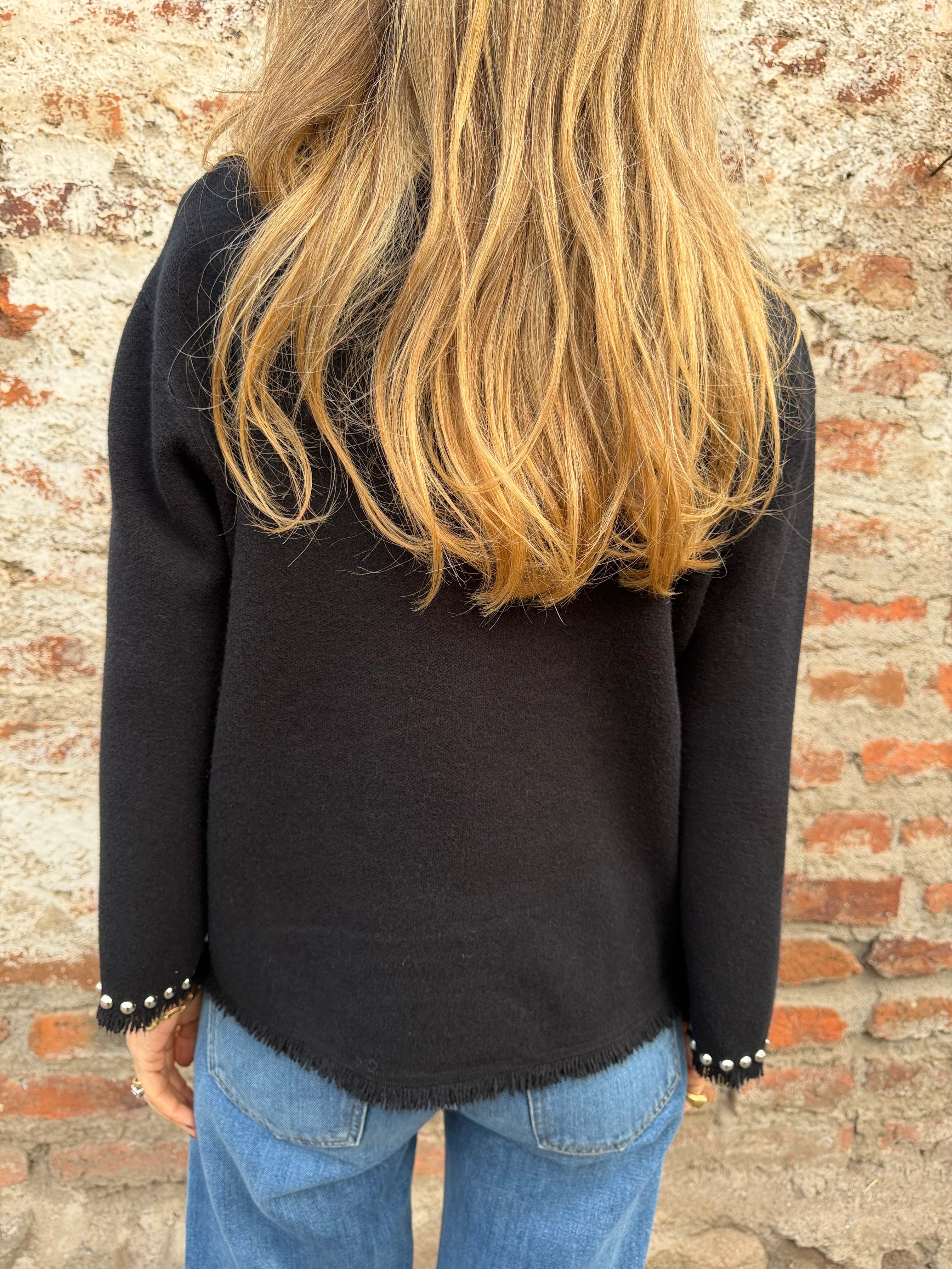 Chaleco tachas escote desflecado negro