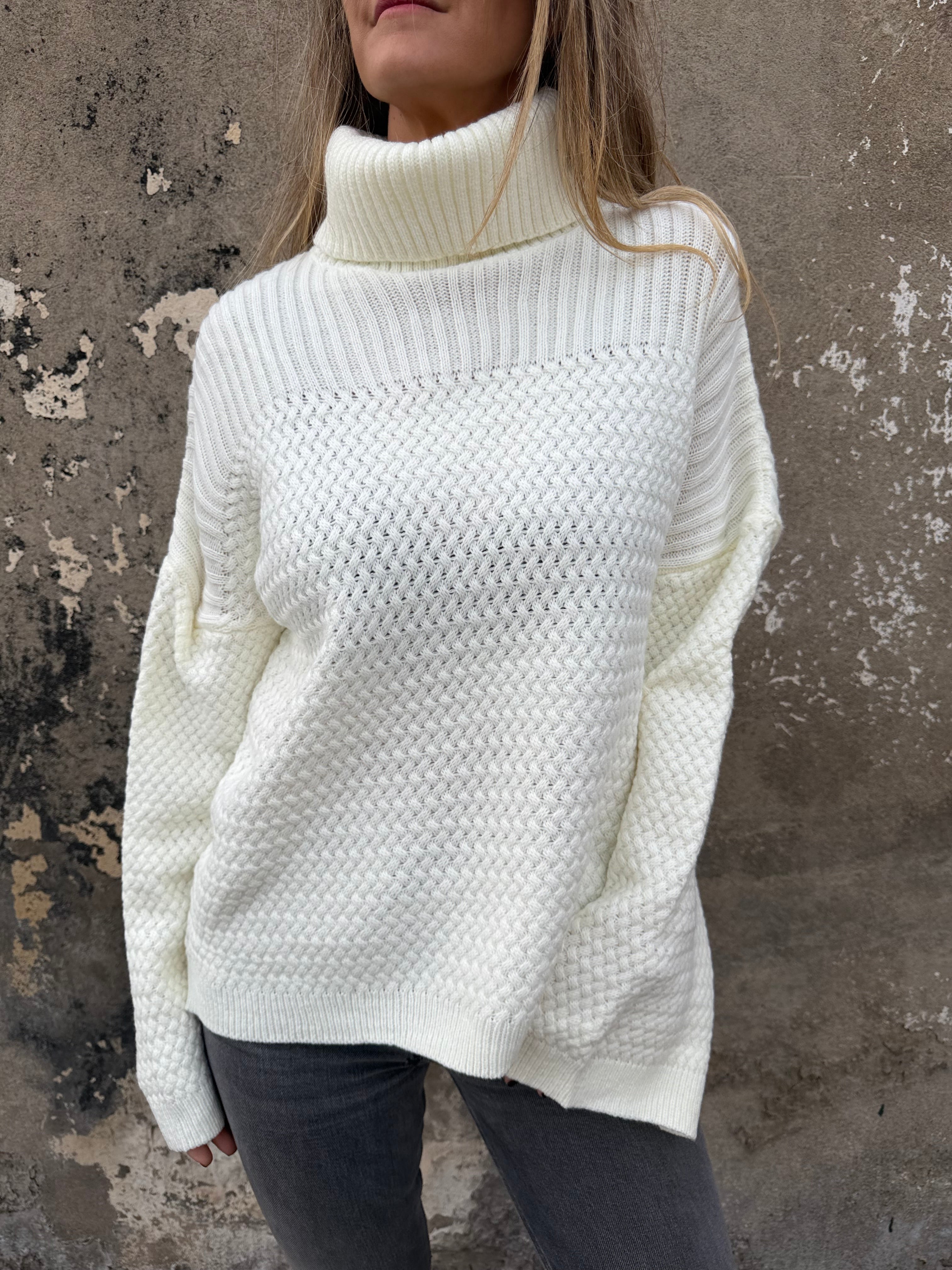 Cuello alto punto arroz blanco