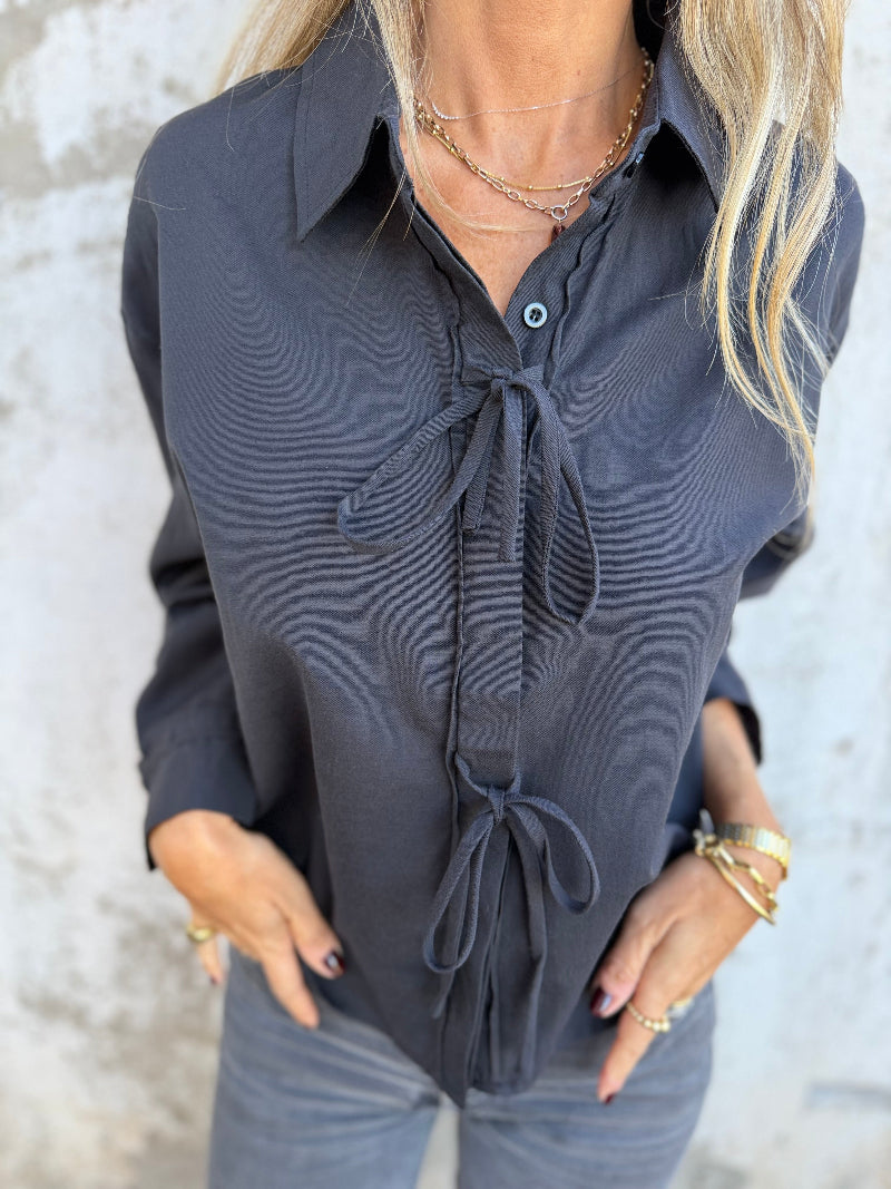 Blusa amarritas y botones escondidos negra