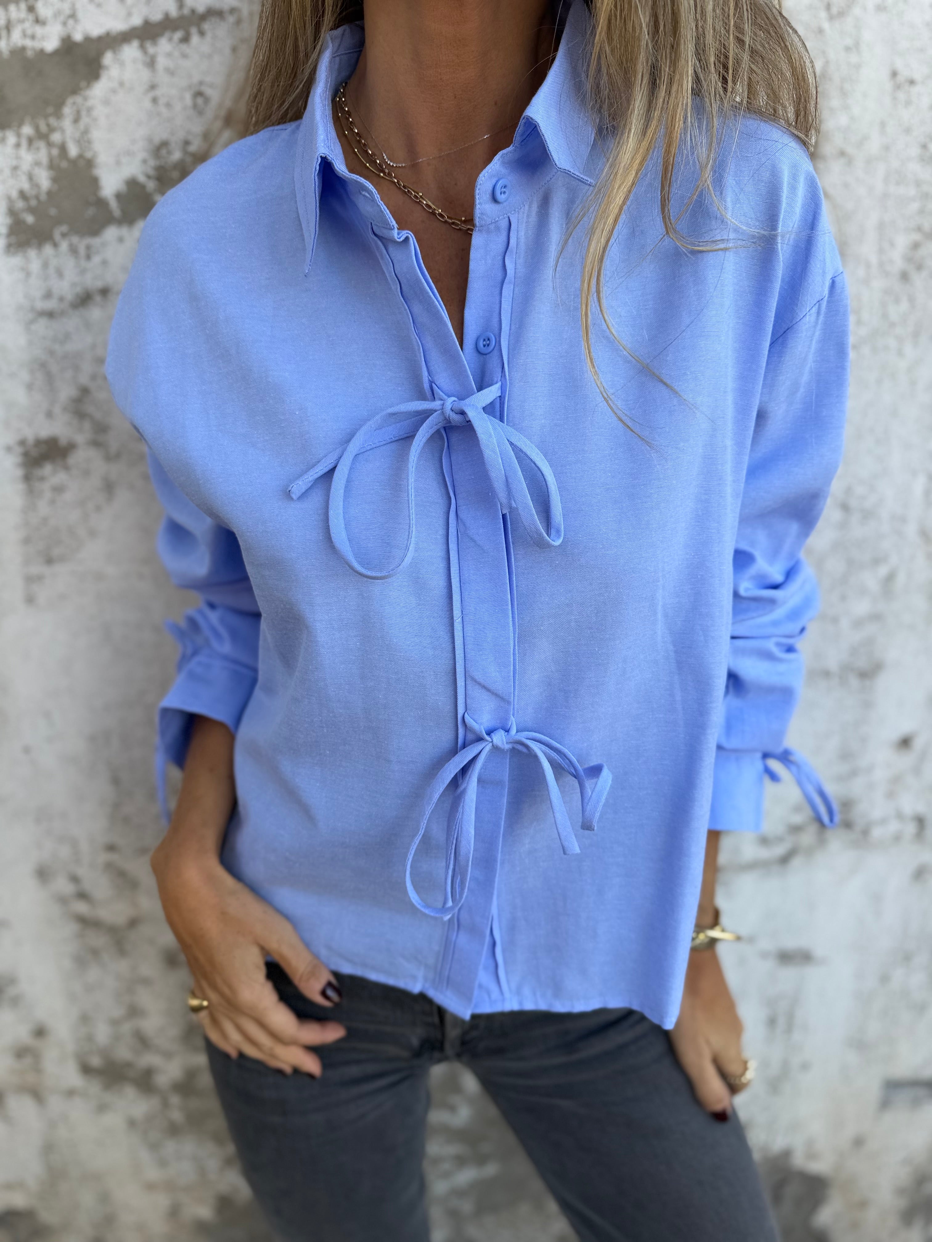 Blusa amarritas y botones escondidos celeste