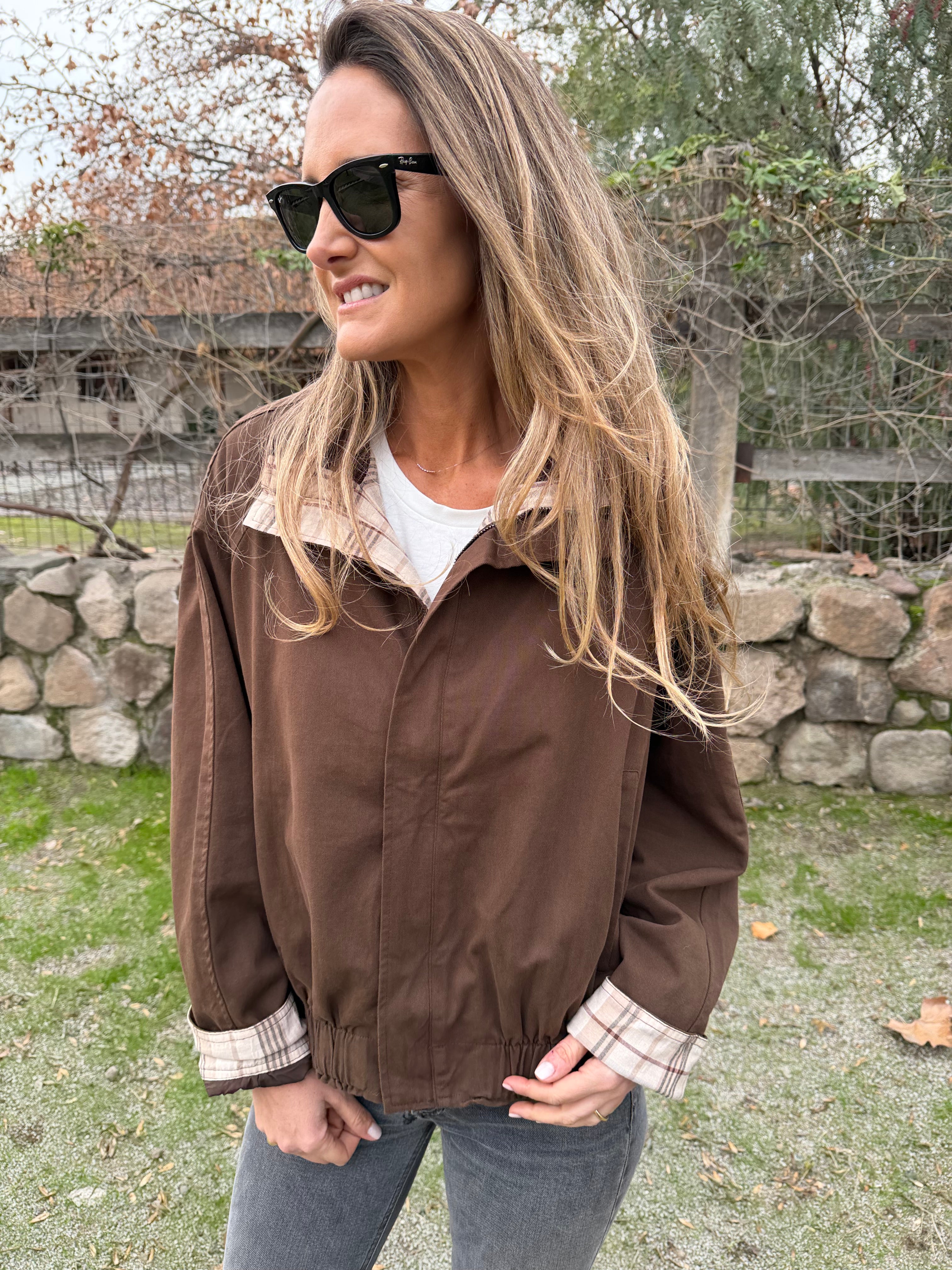 Bomber gabardina detalle escocés café