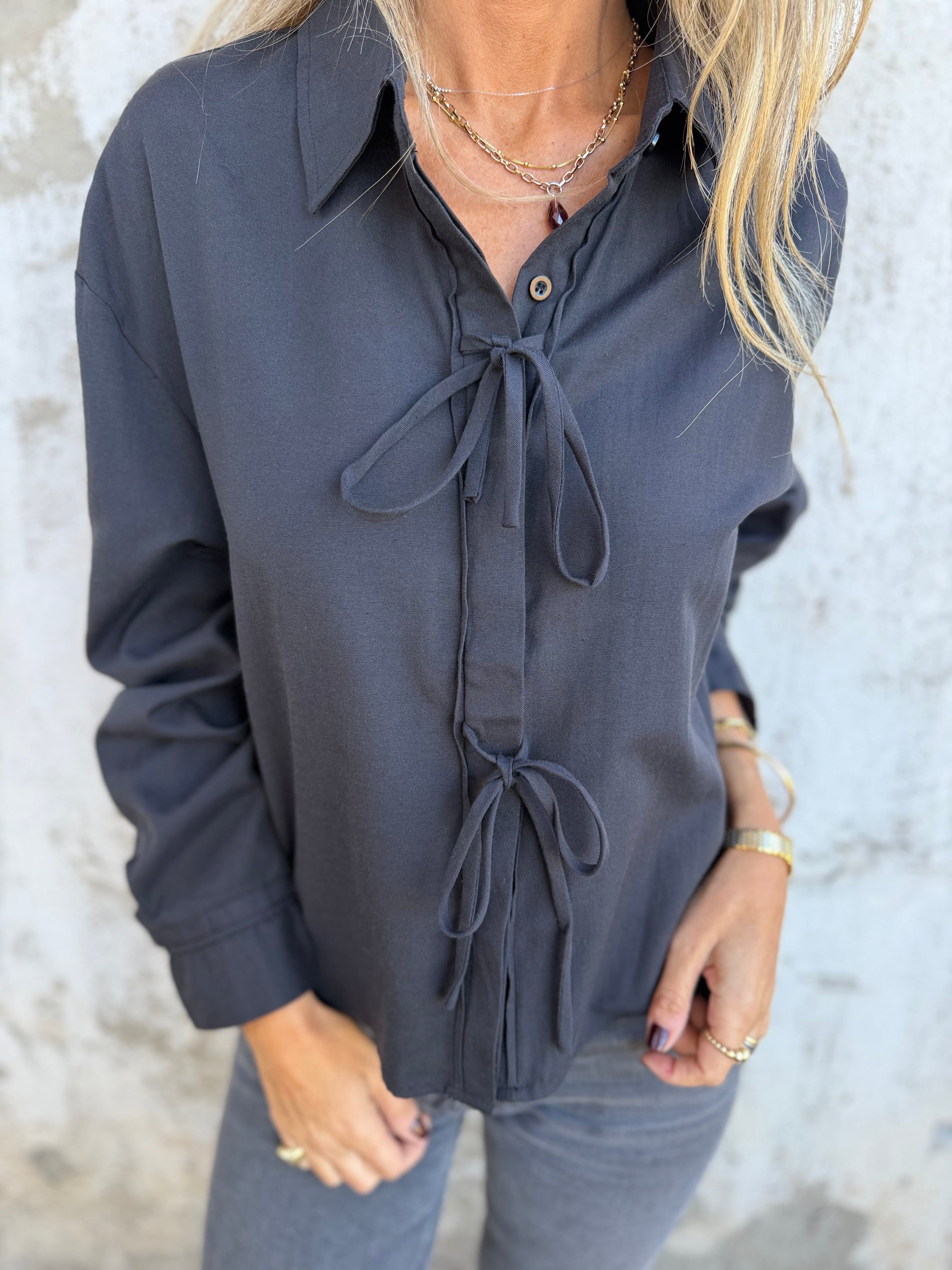 Blusa amarritas y botones escondidos negra