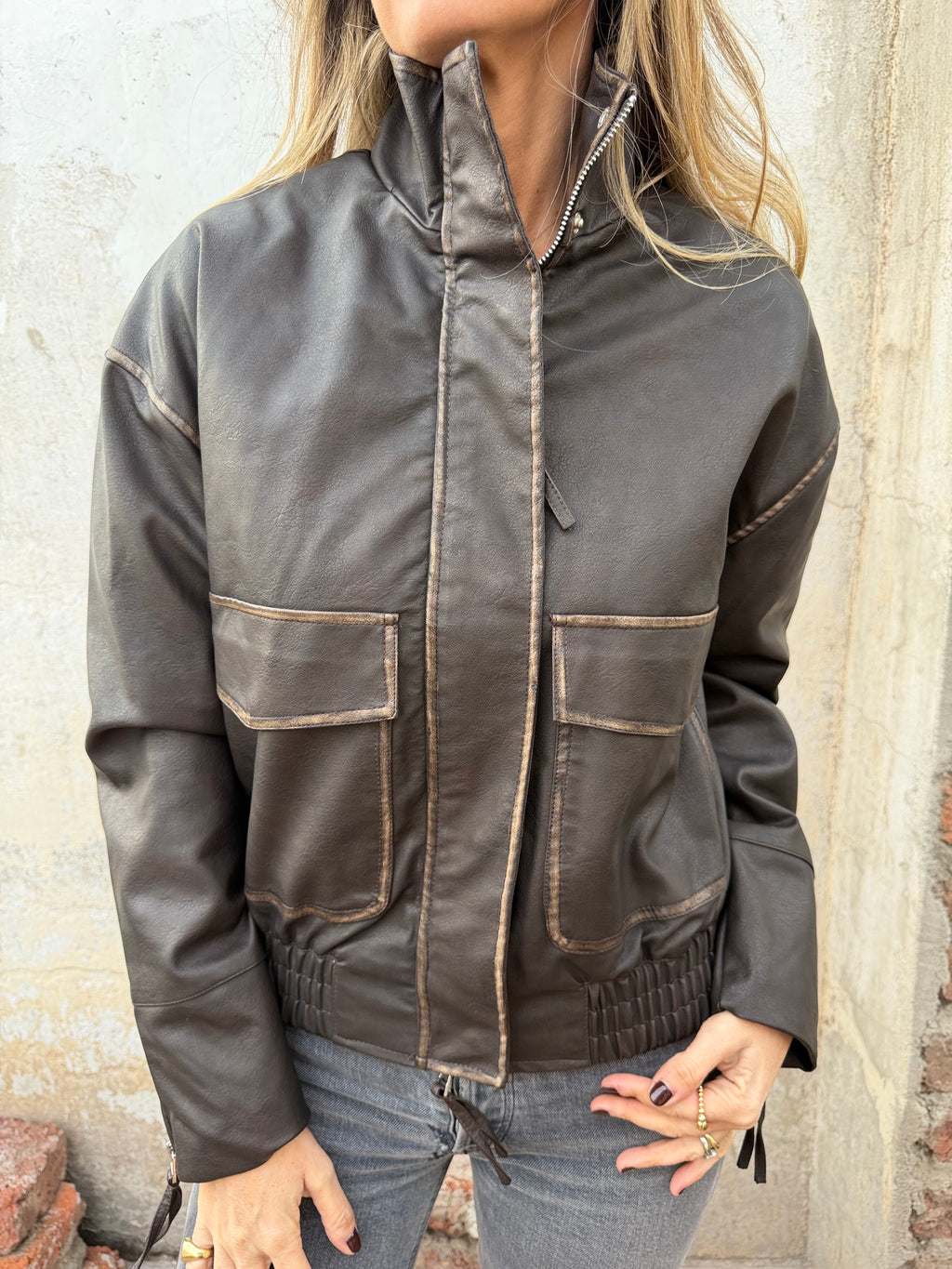 Chaqueta efecto cuero desgastado café