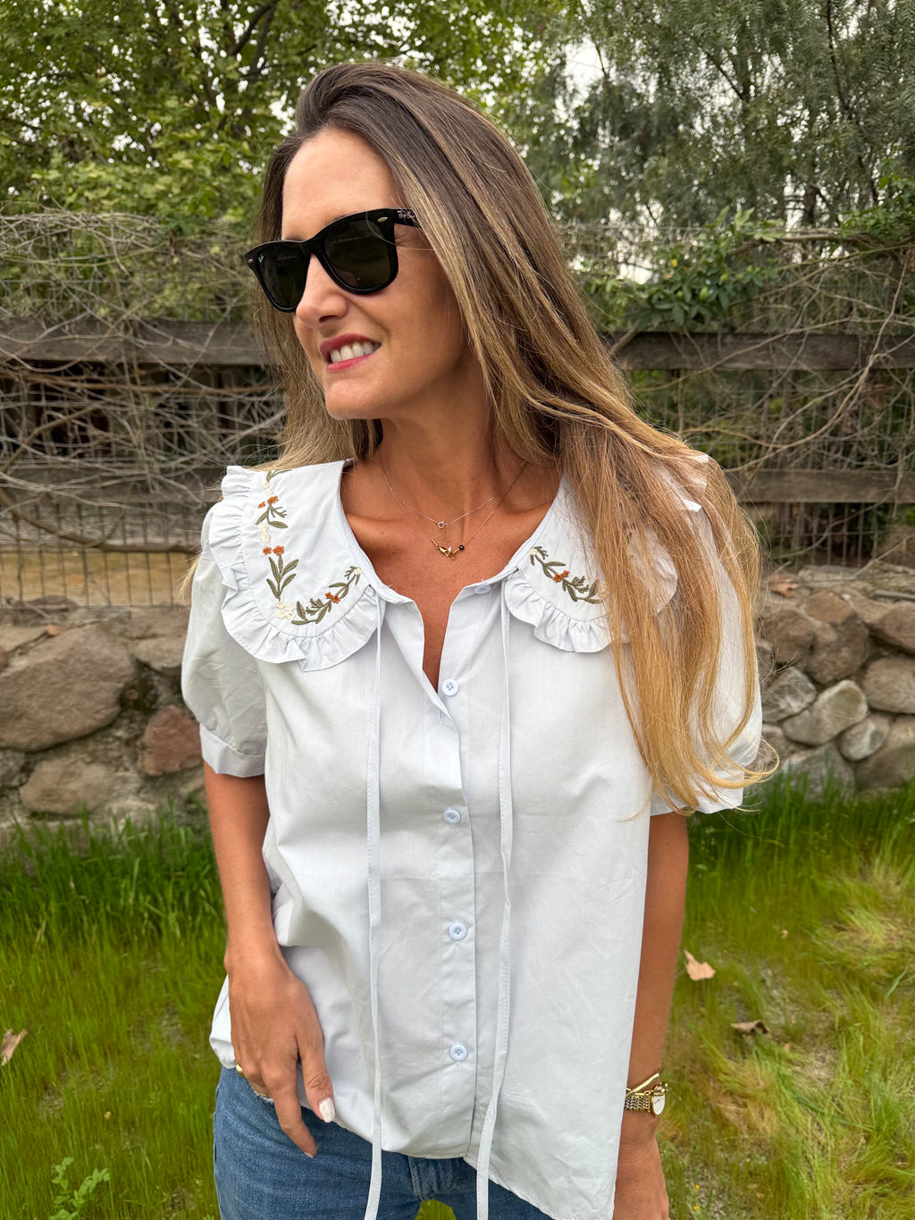 Blusa cuello bobo y flores celeste clara