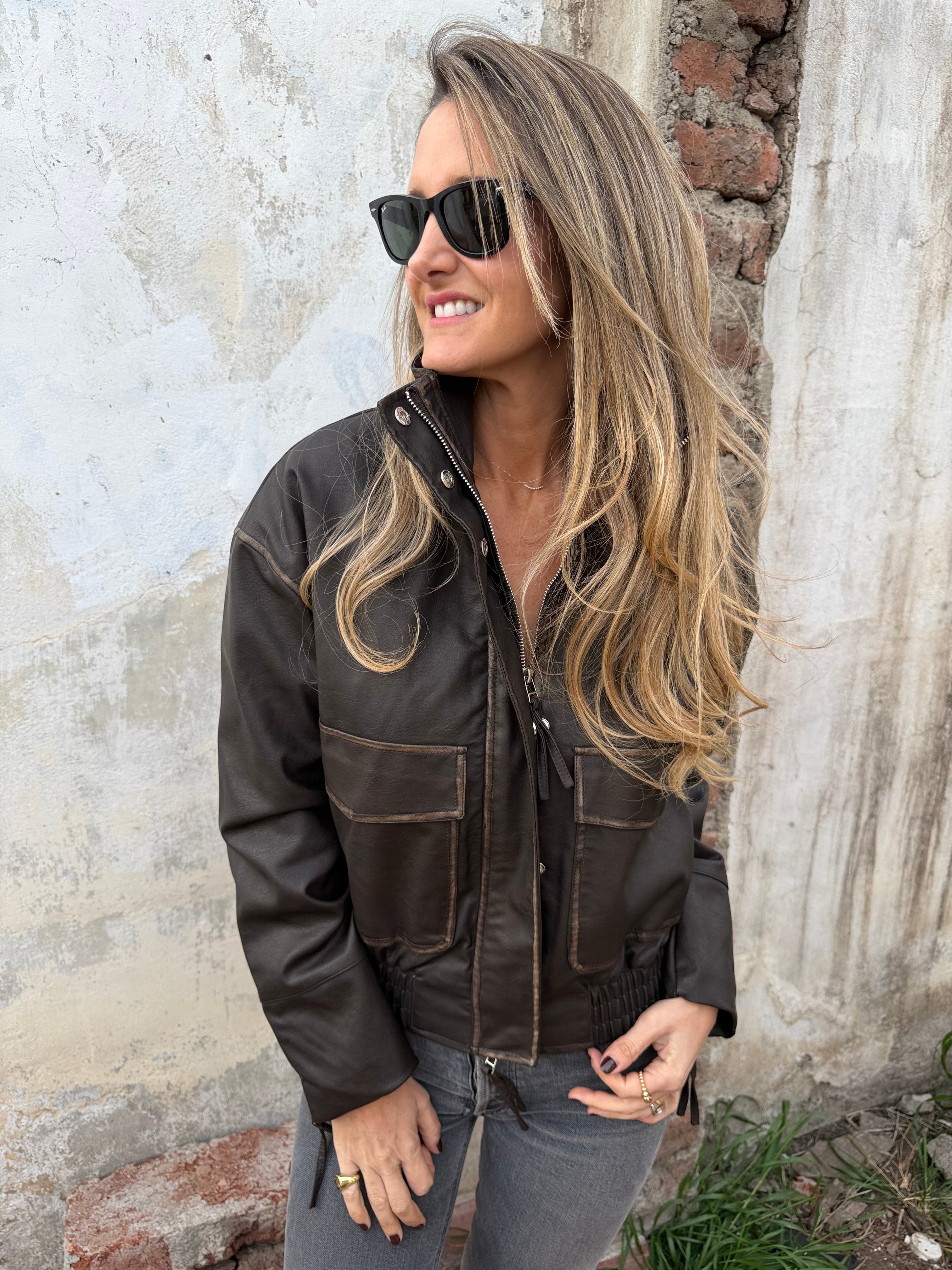 Chaqueta efecto cuero desgastado café