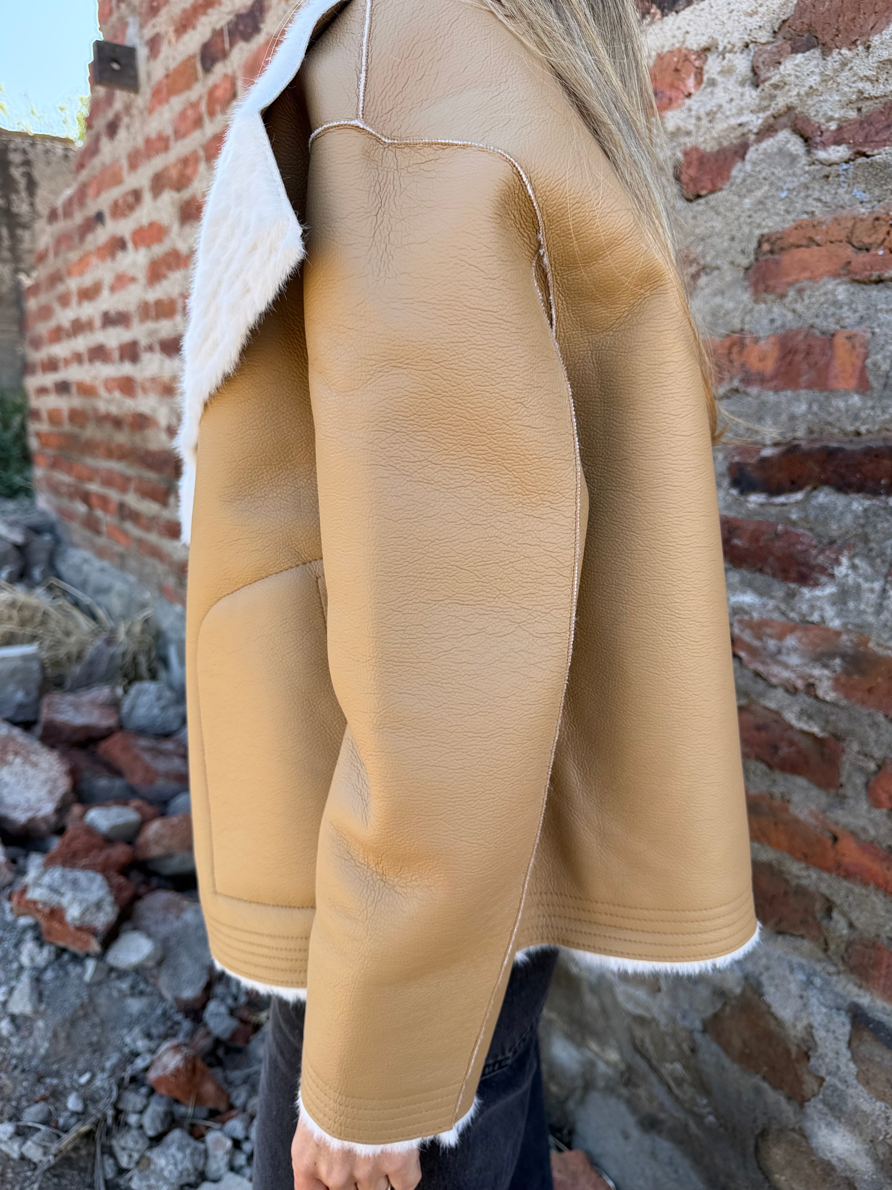 Chaqueta efecto cuero camel
