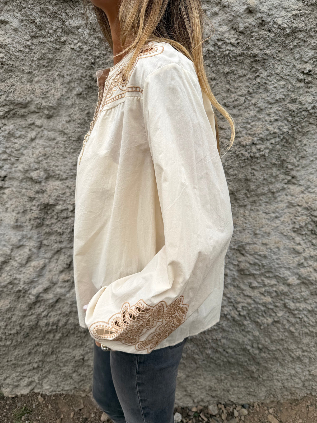 Blusa botoncitos coqueta broderie beige
