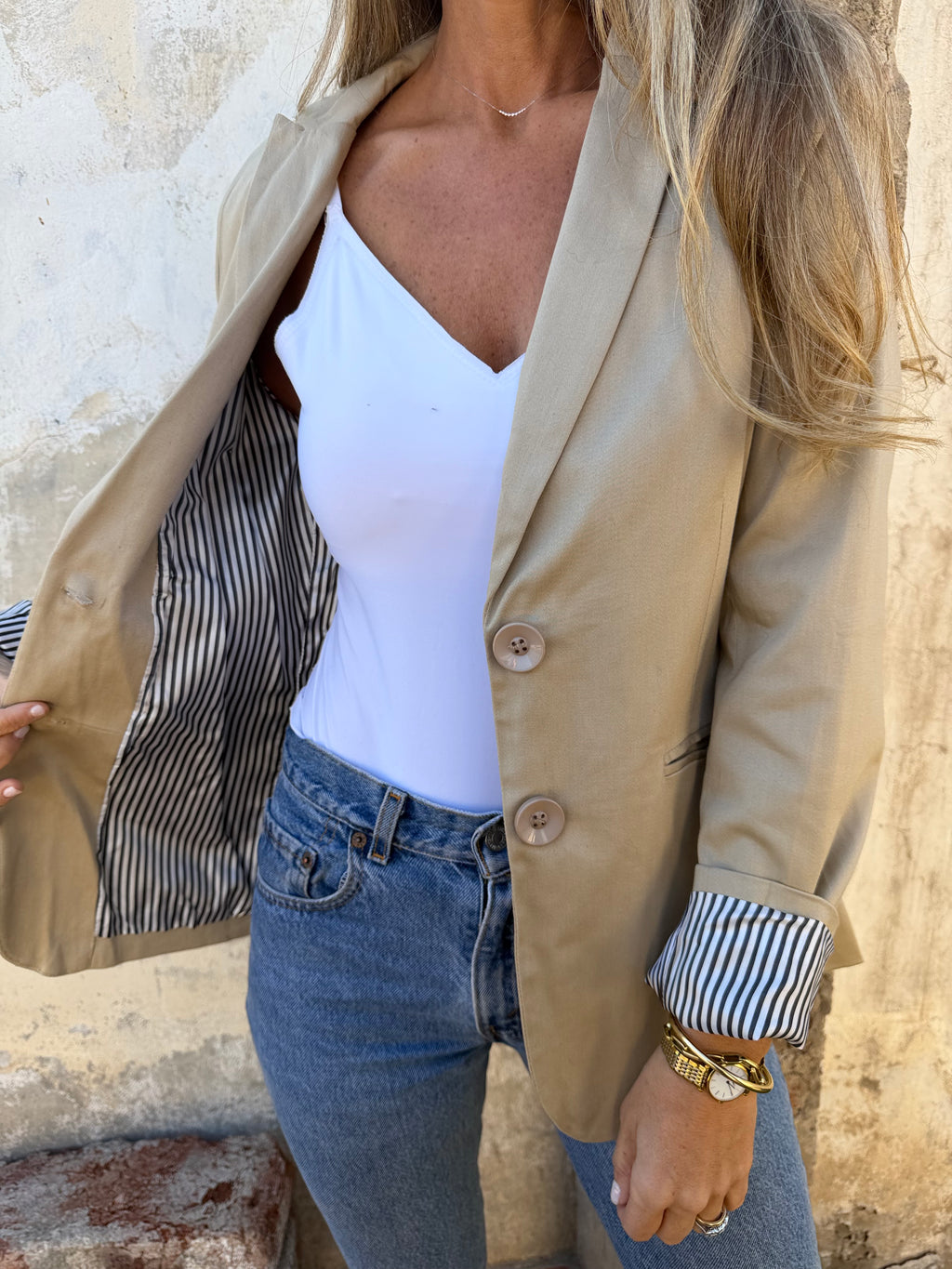 New blazer gabardina delgada con doblez rayado beige