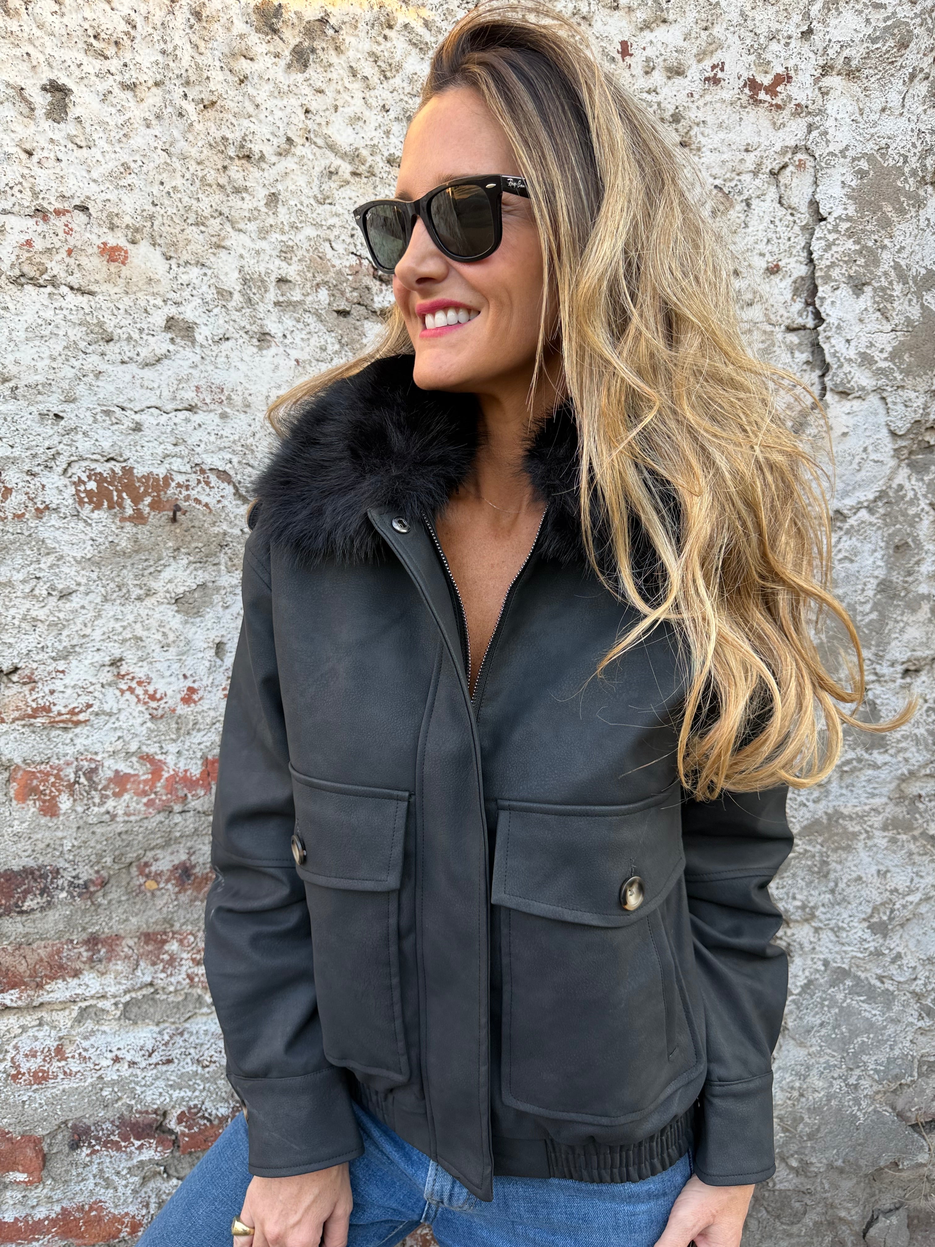 Chaqueta acolchada ecocuero opaco cuello removible piel negra