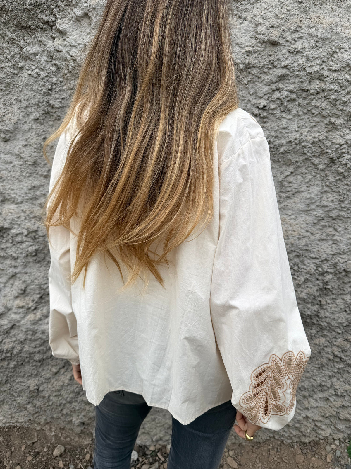 Blusa botoncitos coqueta broderie beige