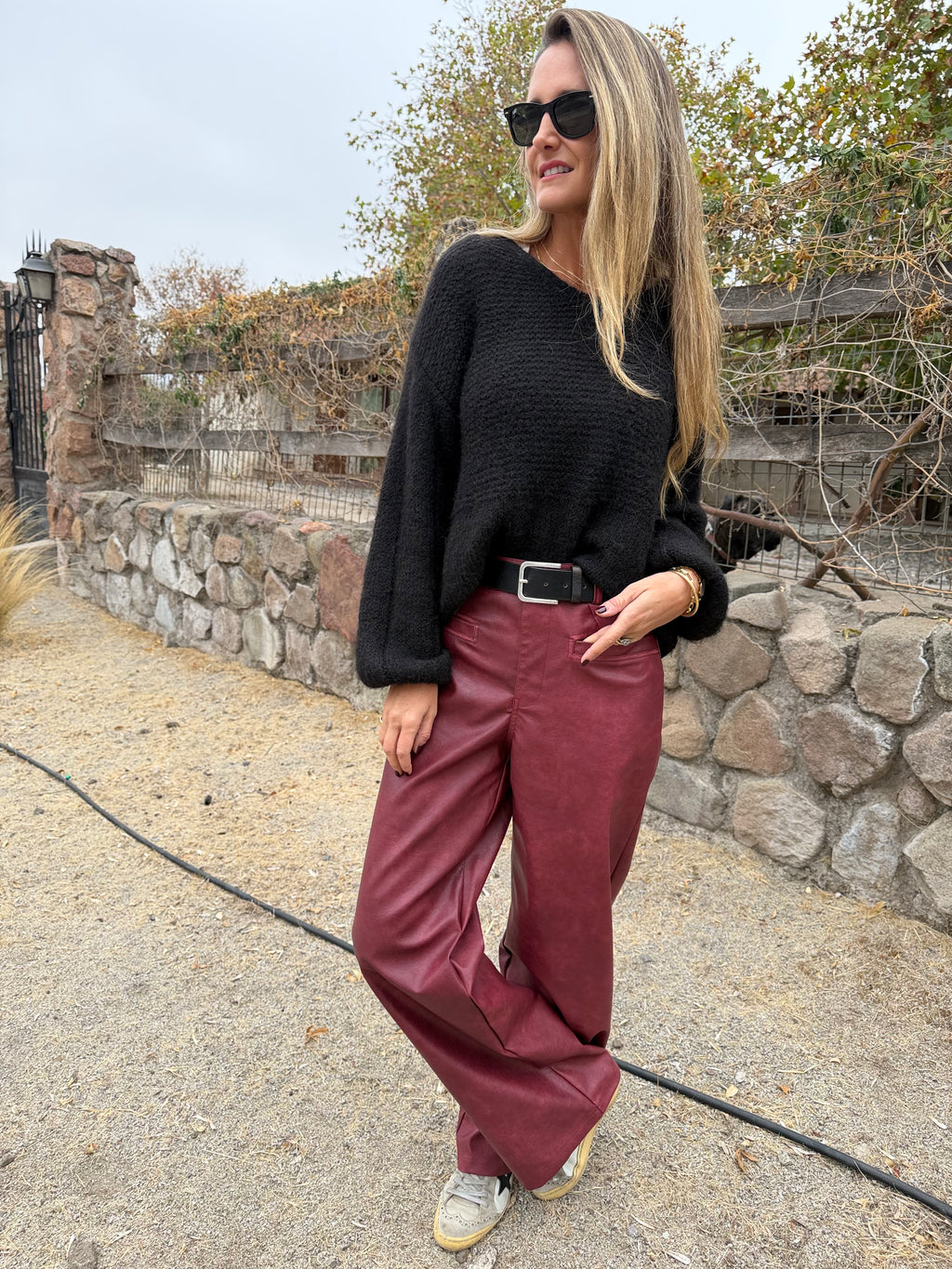 Pantalón ecocuero desgastado premium opaco burdeo