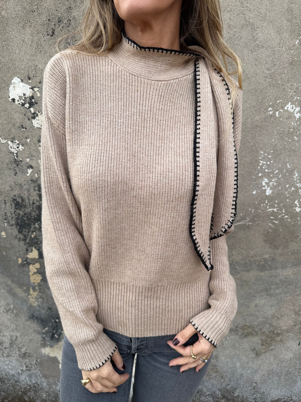 Chaleco lazo cuello beige
