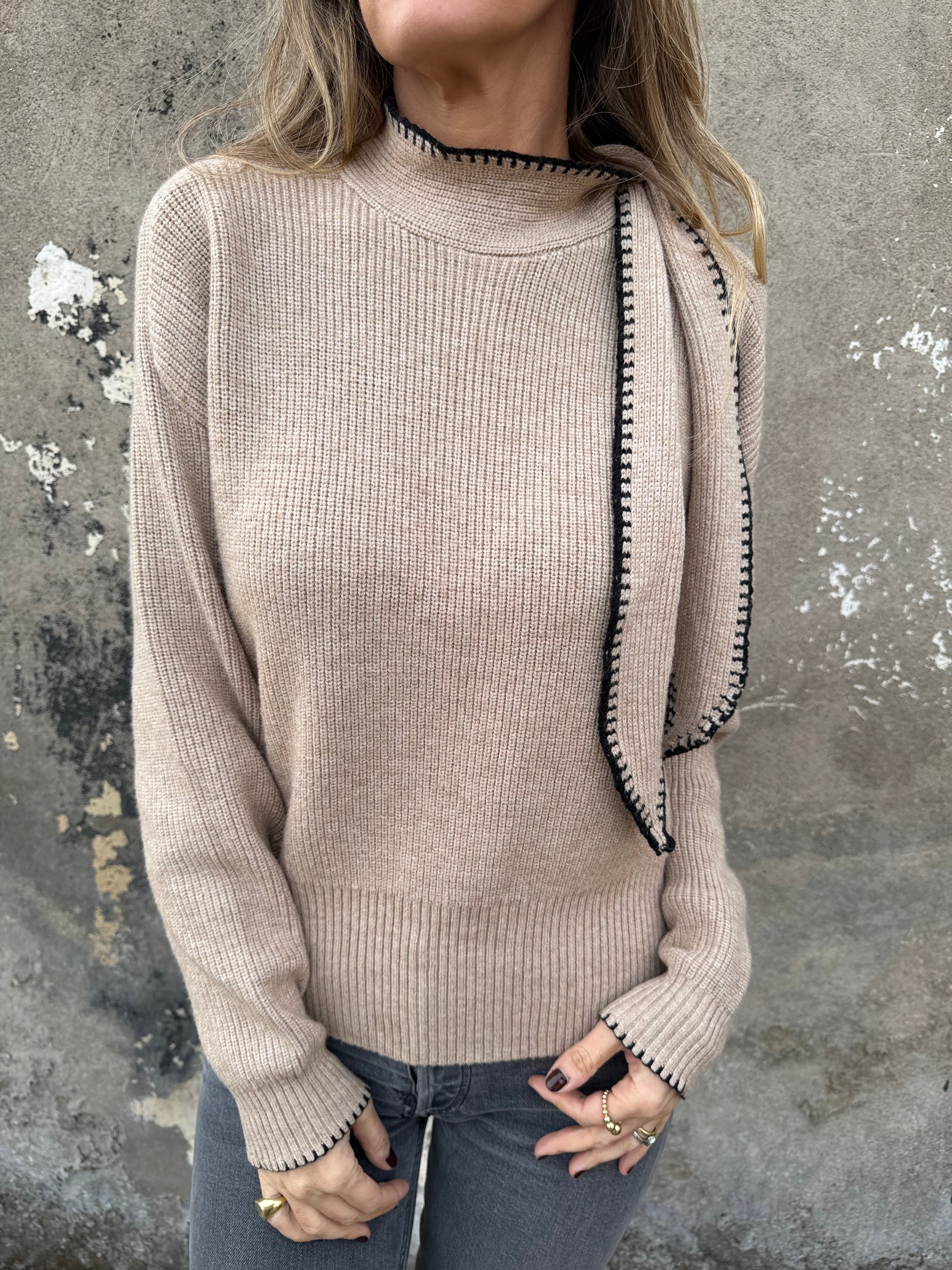 Chaleco lazo cuello beige