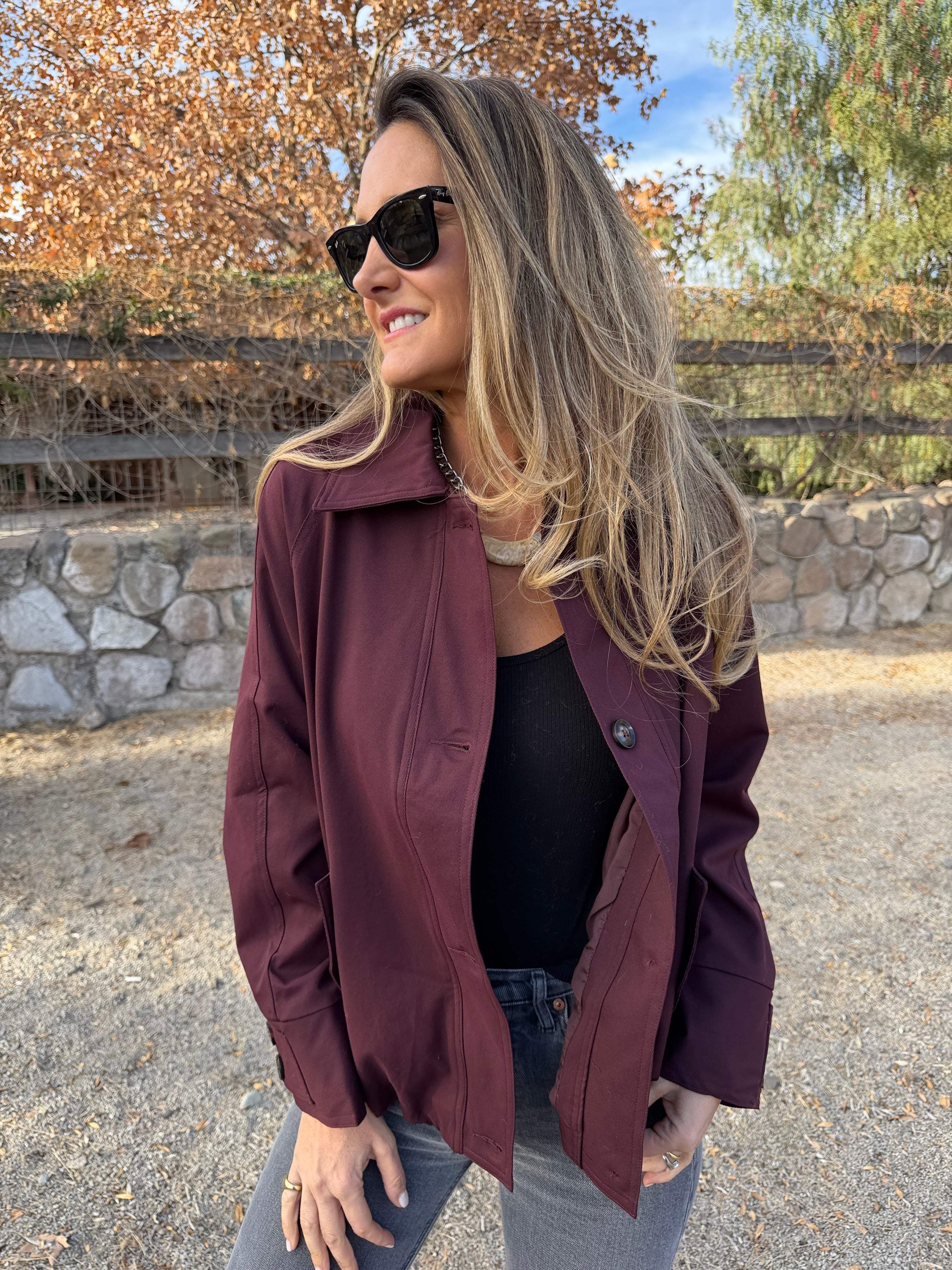 Chaqueta gabardina clásica burdeo