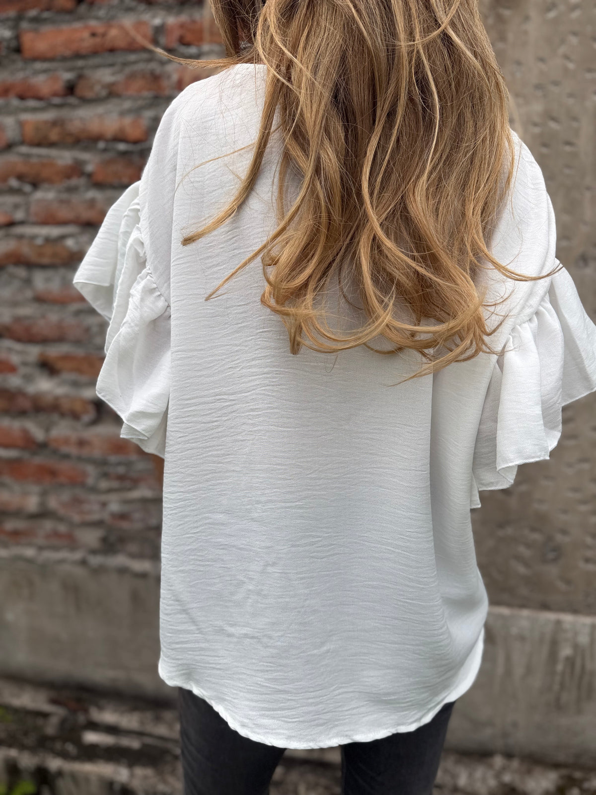 Blusa cuello subido volados blanca