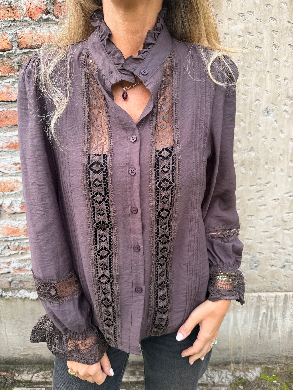Blusa macramé central café