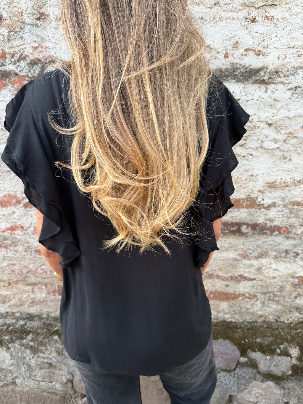 Blusa larga vuelitos laterales negra
