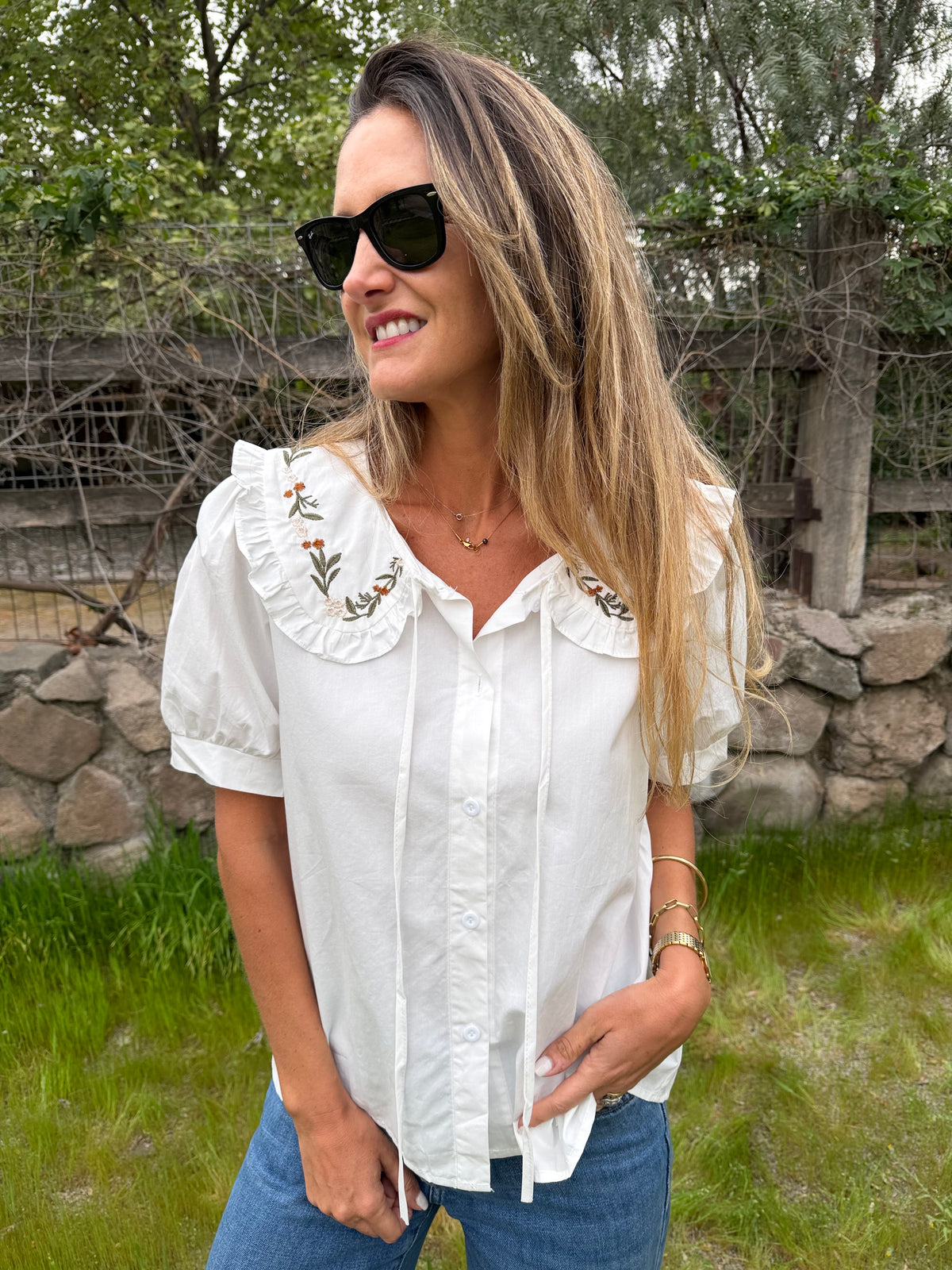 Blusa cuello bobo y flores blanca