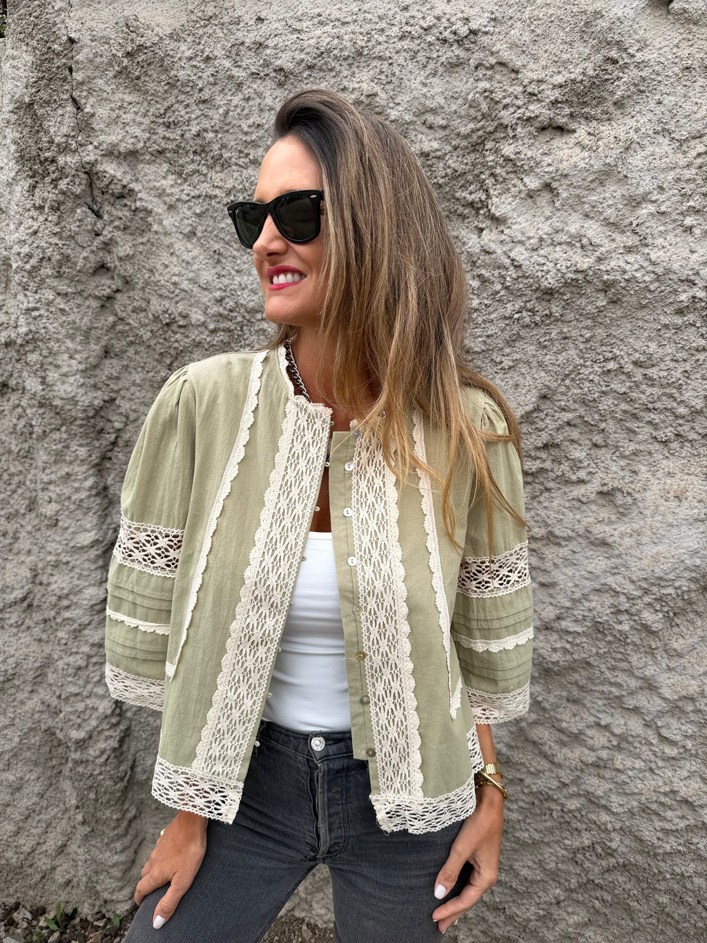 Chaqueta preciosa detalles macramé verde claro