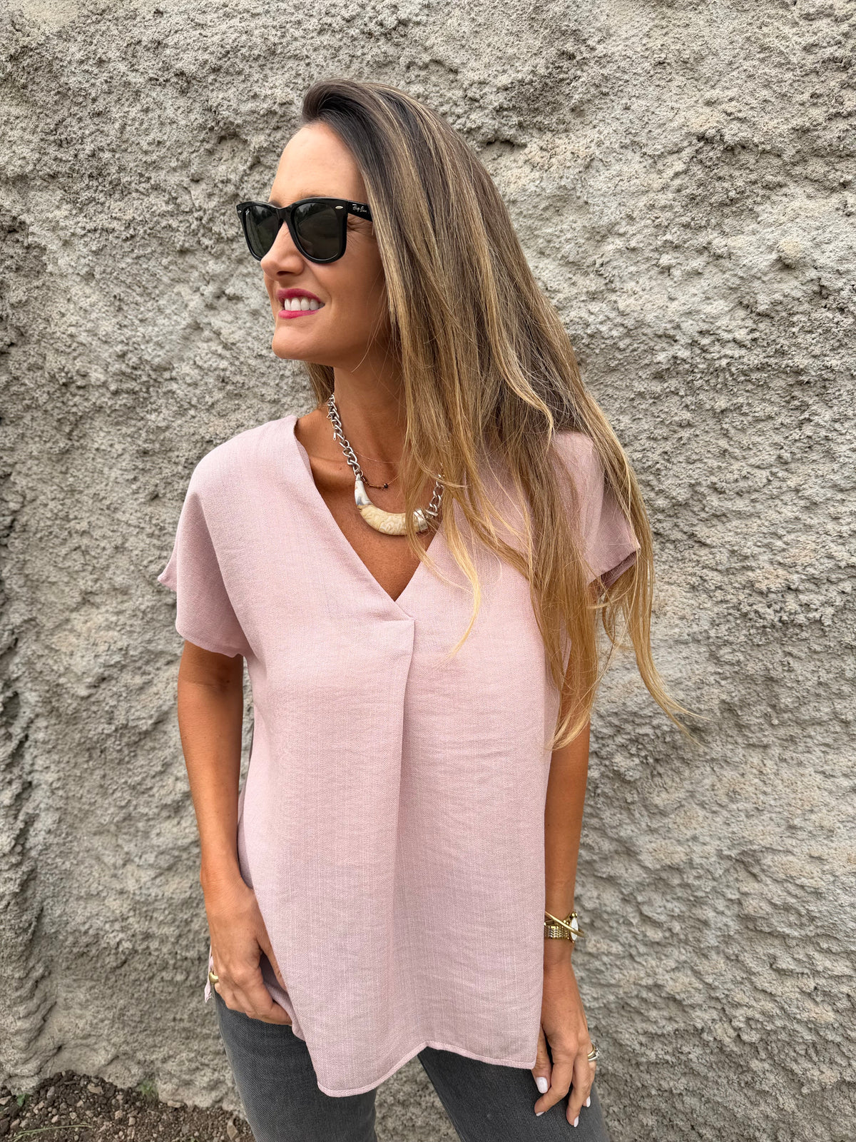 Blusa básica V pinza central rosada