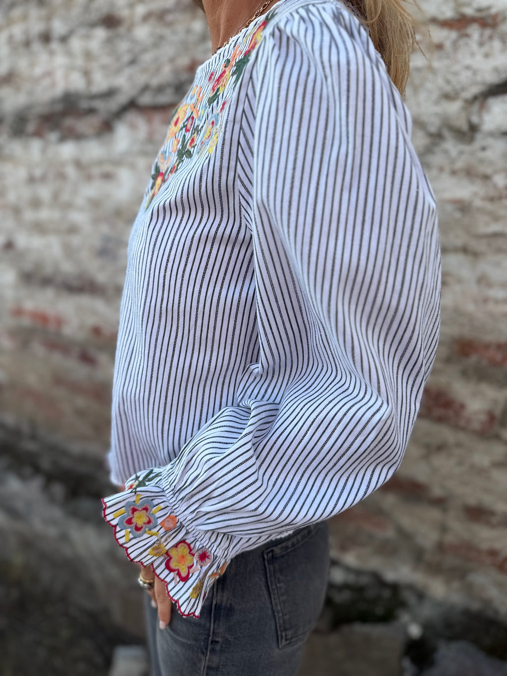 Blusa mangas vuelos floreados negra