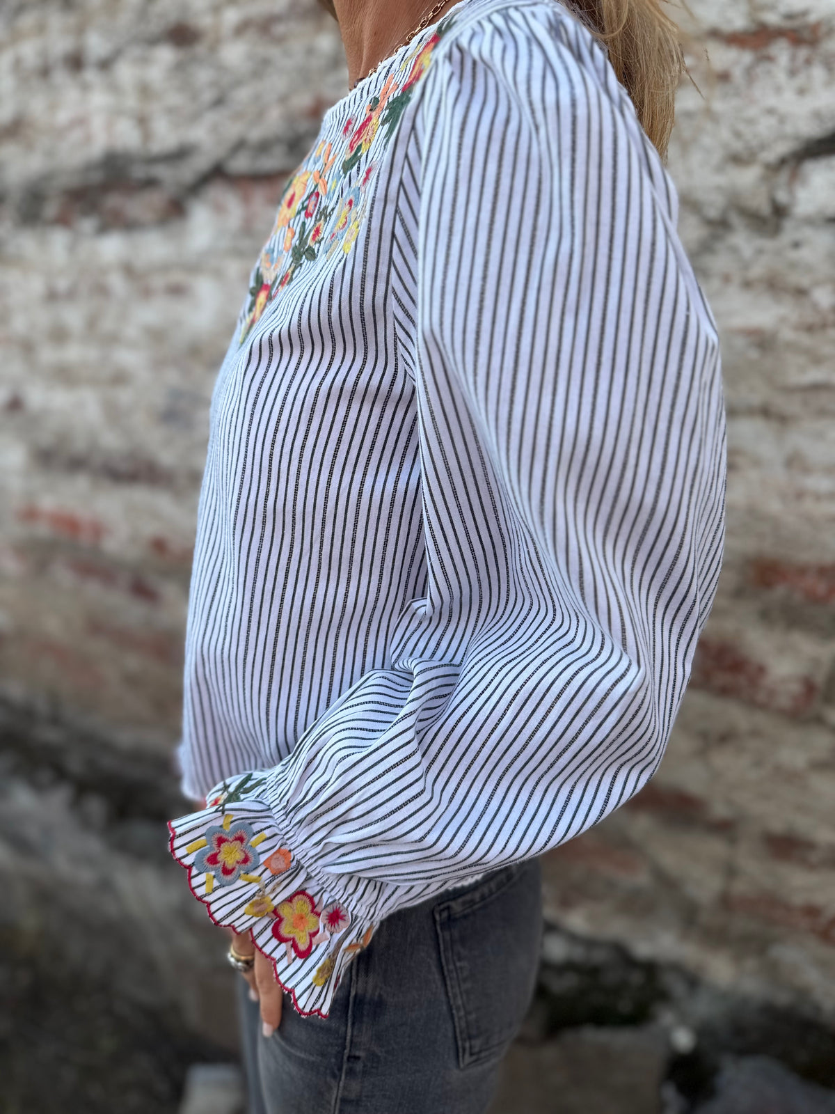 Blusa mangas vuelos floreados negra