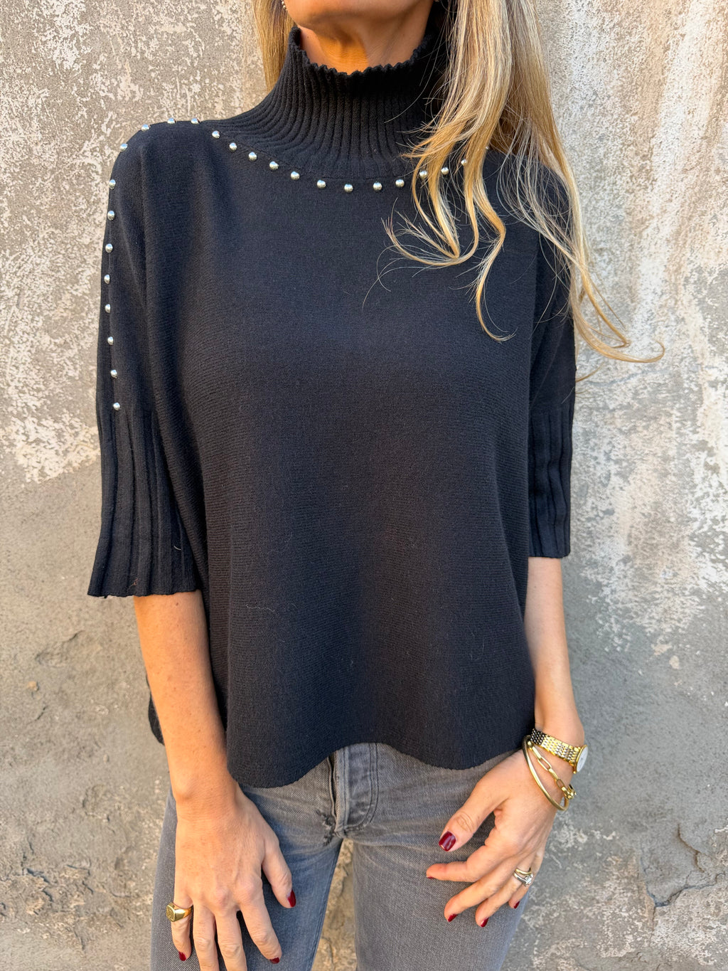 Chaleco medio cuello tachas negro