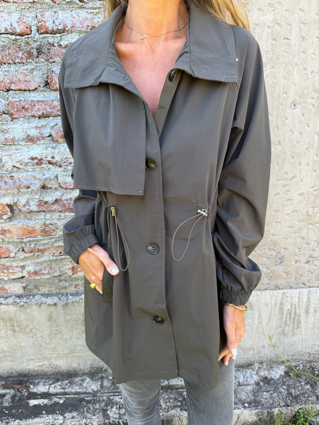 Trench corta viento café moro