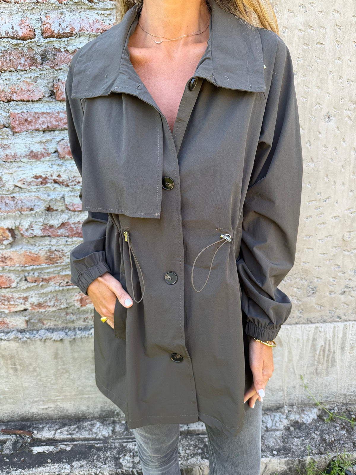 Trench corta viento café moro