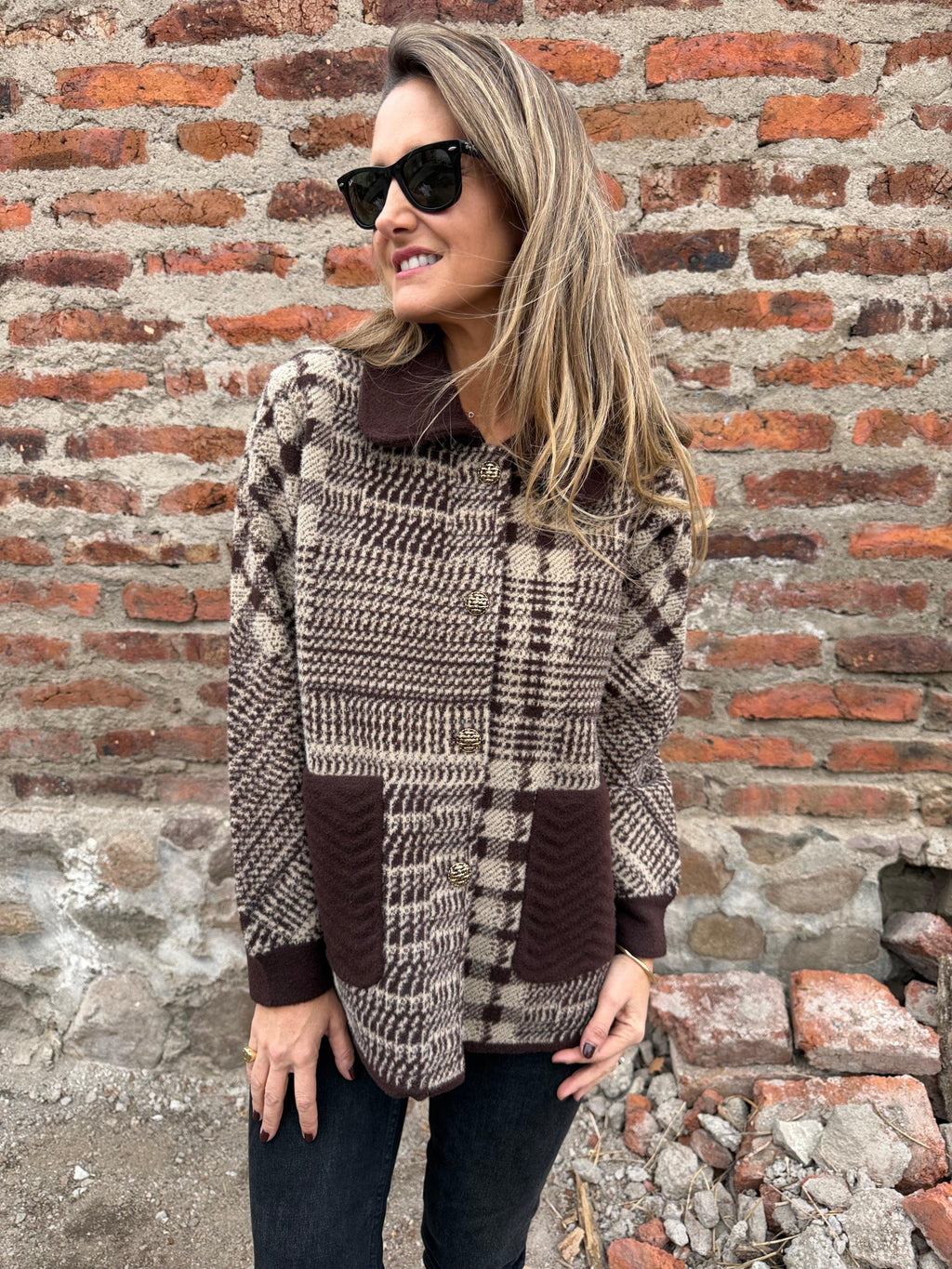 Chaqueta paño diseños botones dorados café