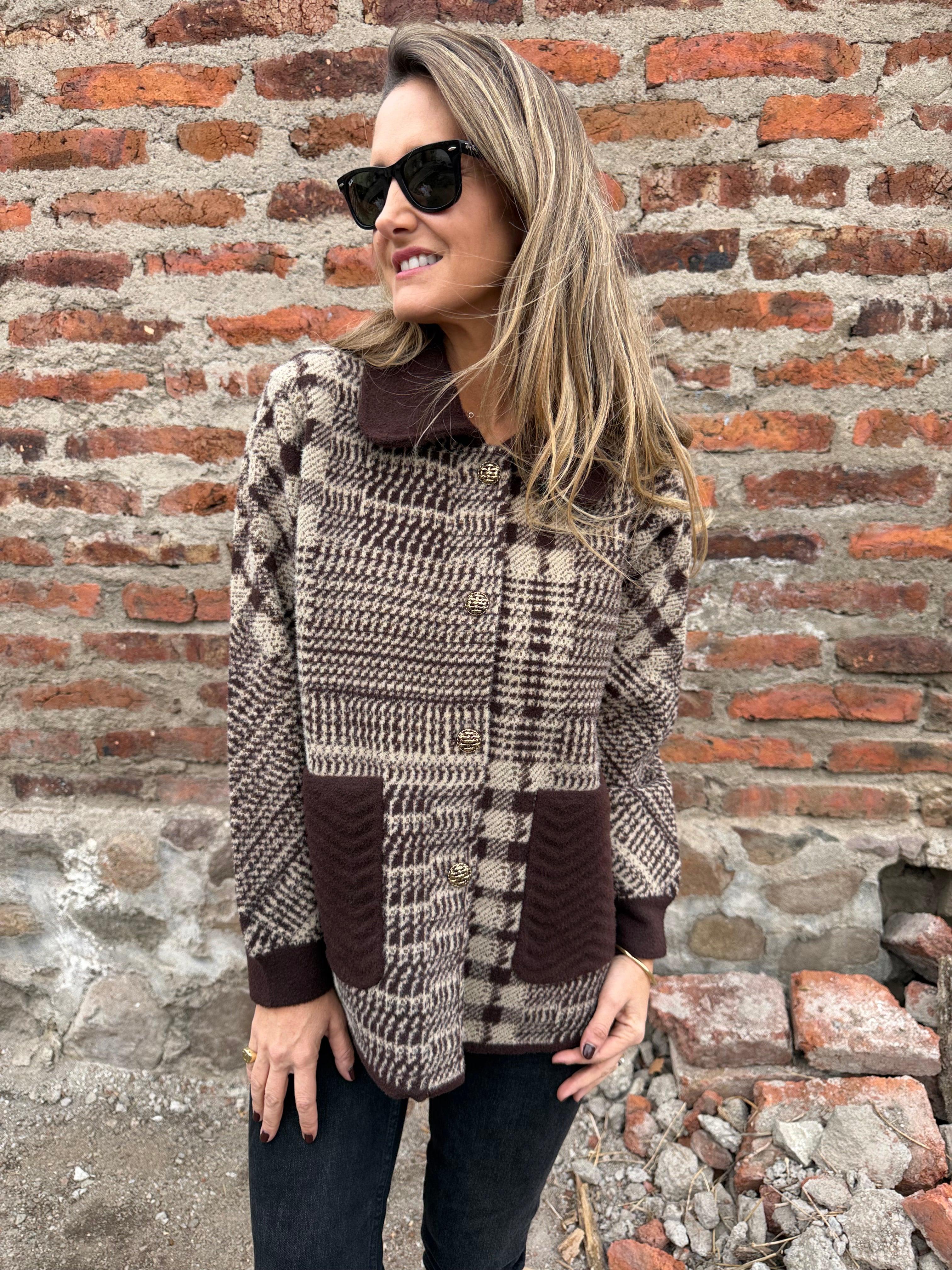 Chaqueta paño diseños botones dorados café
