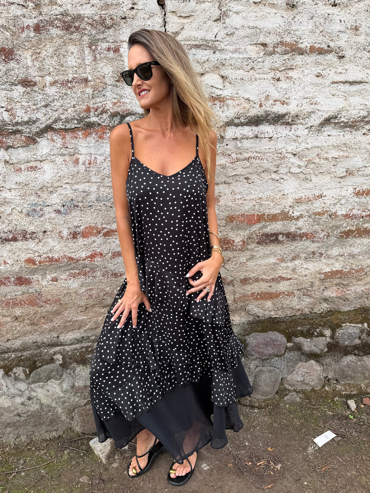 Vestido puntos y vuelos negro