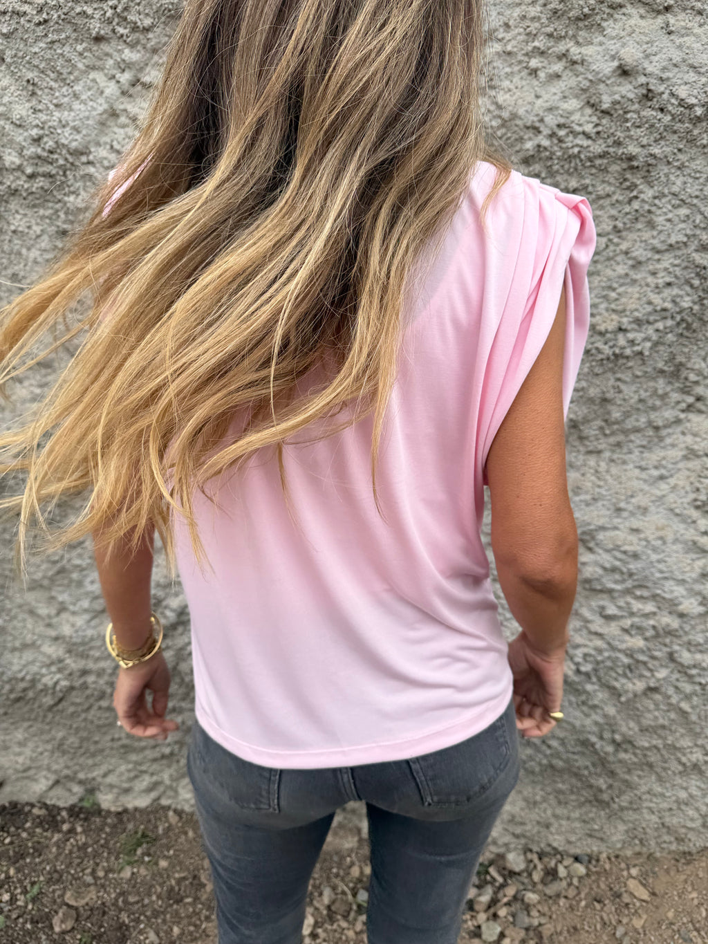 Polera hombreras plisadas rosada